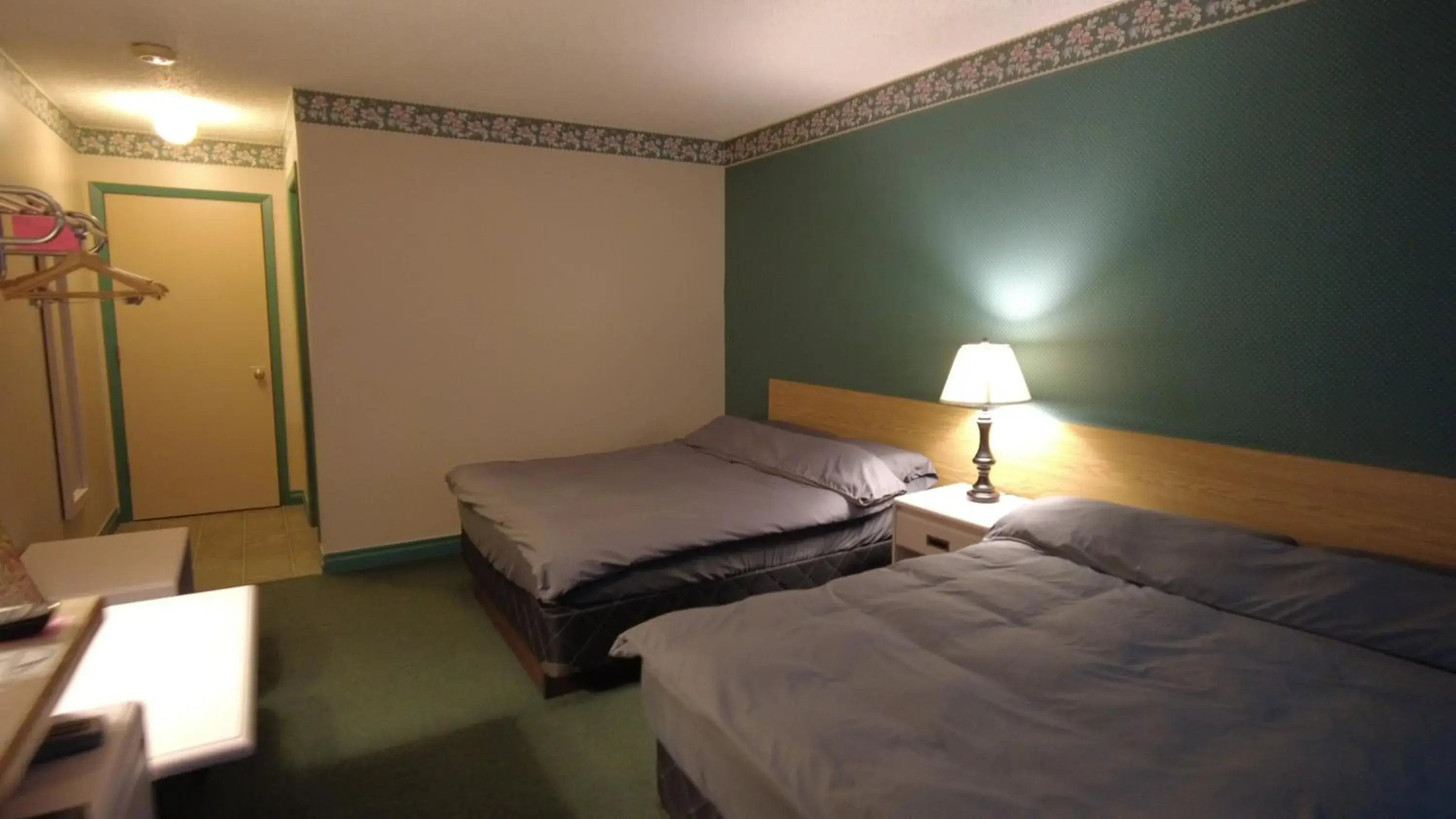 Bed in Sundre Motor Inn