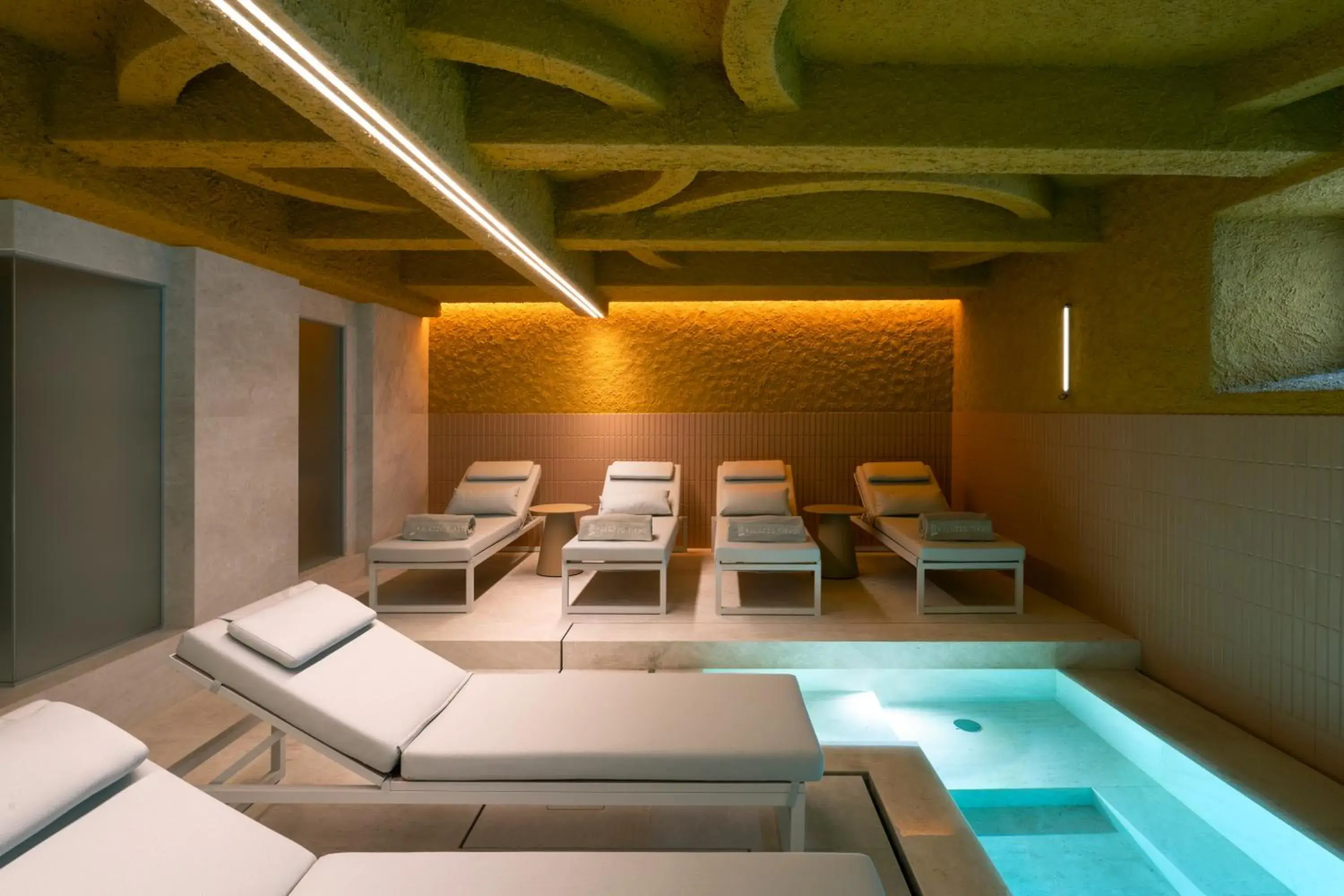Massage, Swimming Pool in Palazzo Tirso Cagliari Mgallery