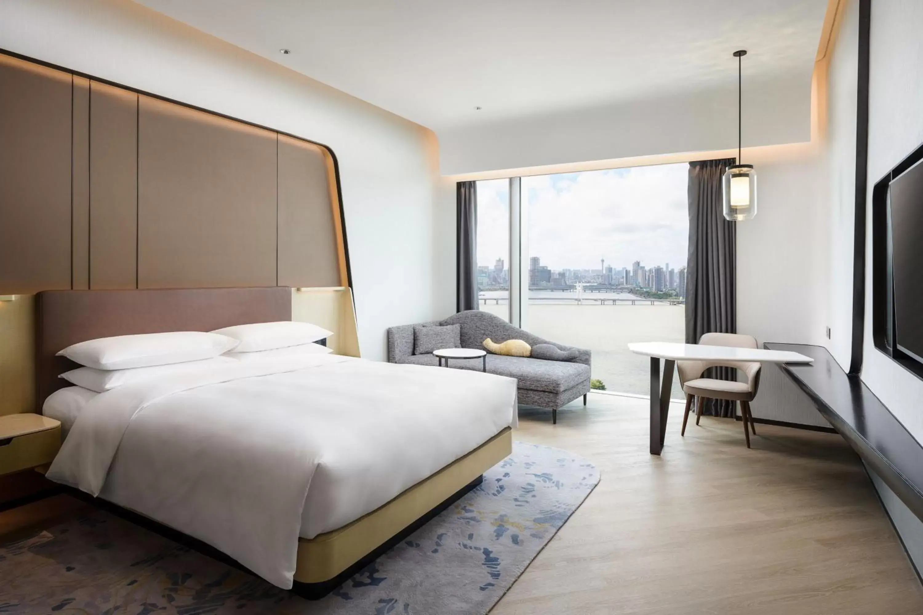 Lounge or bar, Bed in Renaissance Zhuhai Hotel