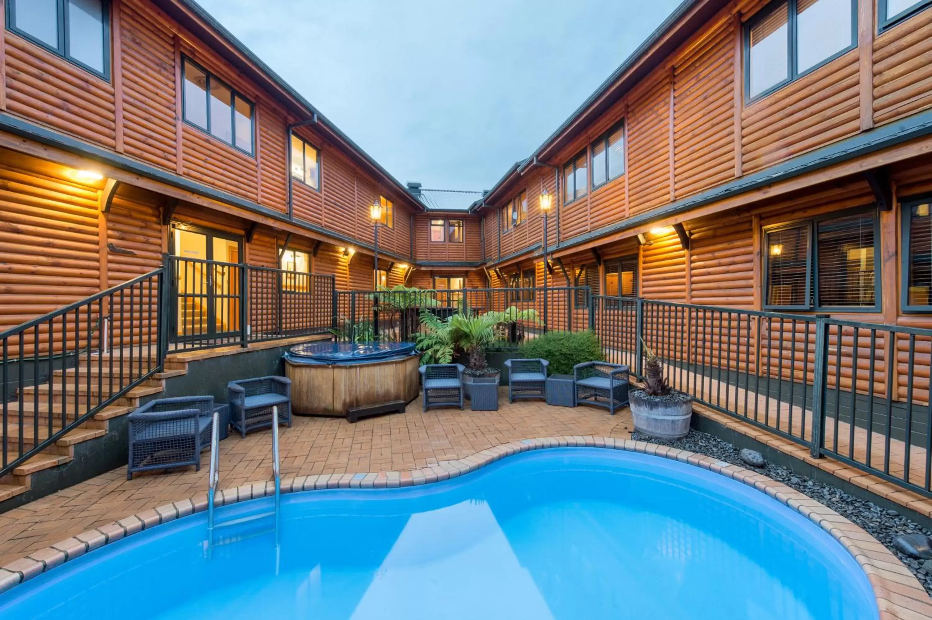 Swimming pool in Lakefront Lodge Taupo