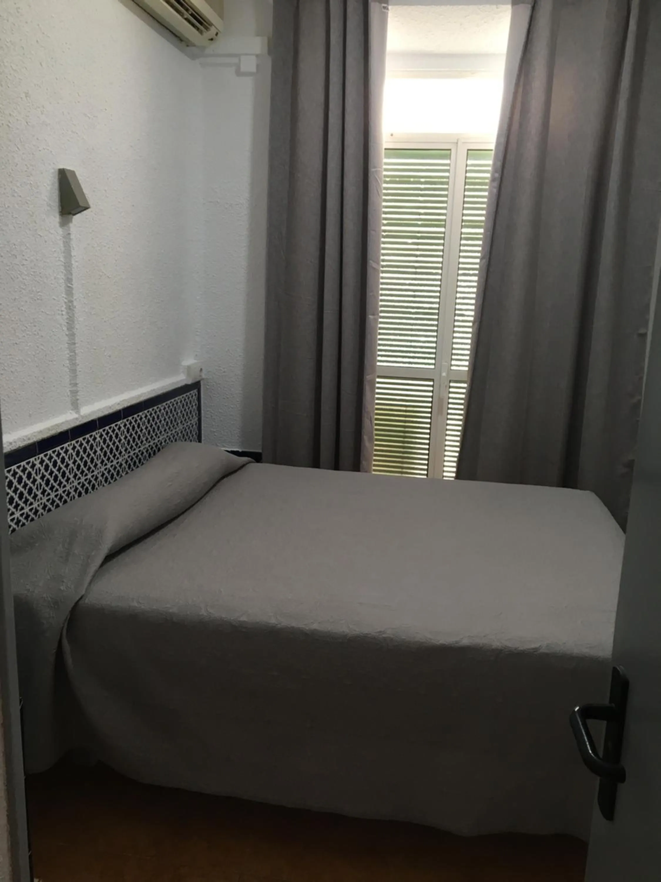 Bedroom, Bed in Hostal Alcobia