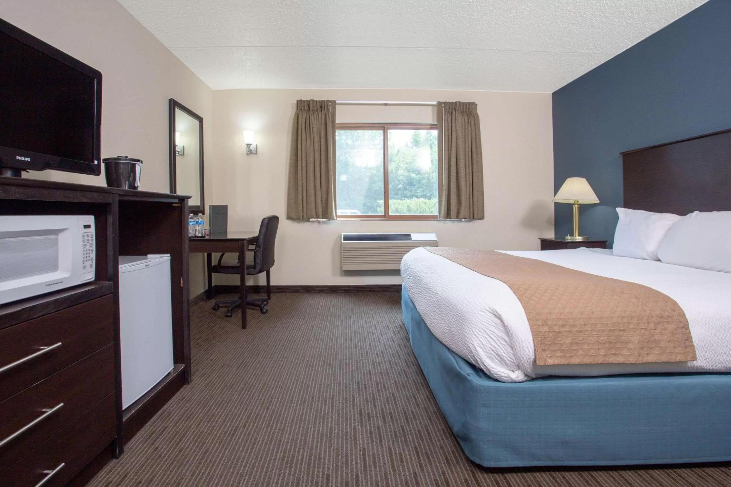 Photo of the whole room, Bed in AmericInn by Wyndham Green Bay West