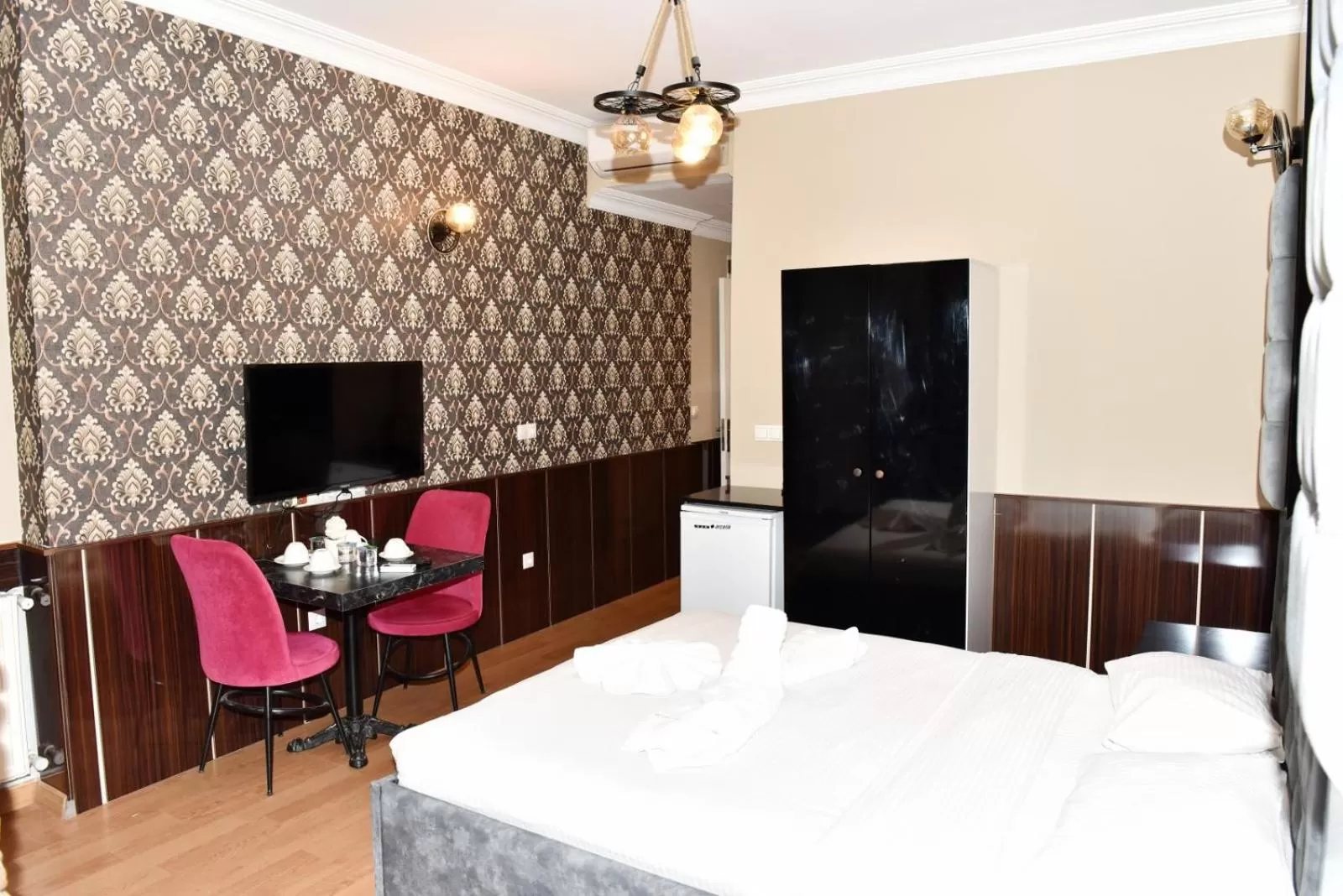 Photo of the whole room, Bed in Royal Palace Hotel