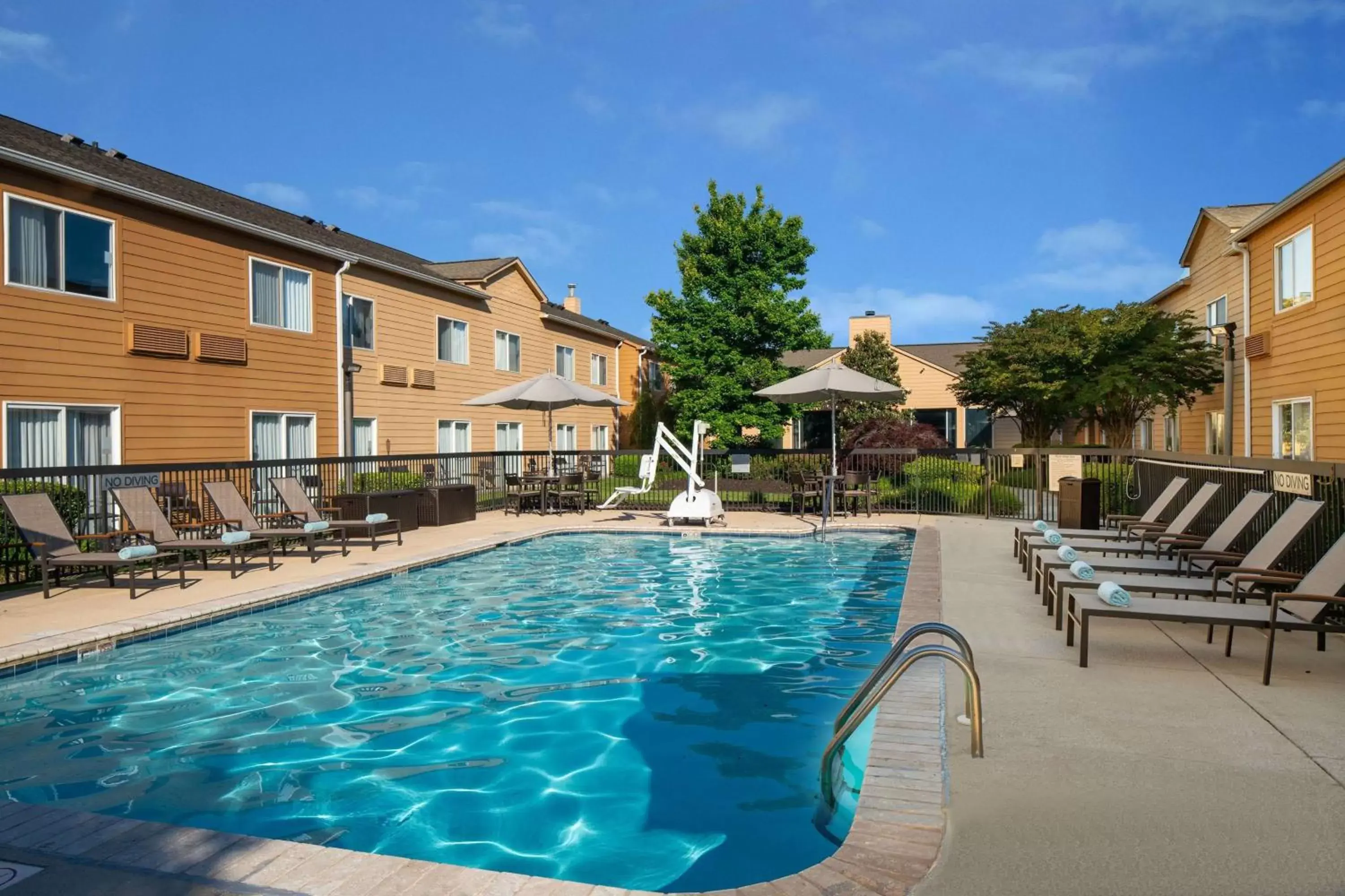 Activities, Swimming Pool in Sonesta Select Chattanooga Hamilton Place