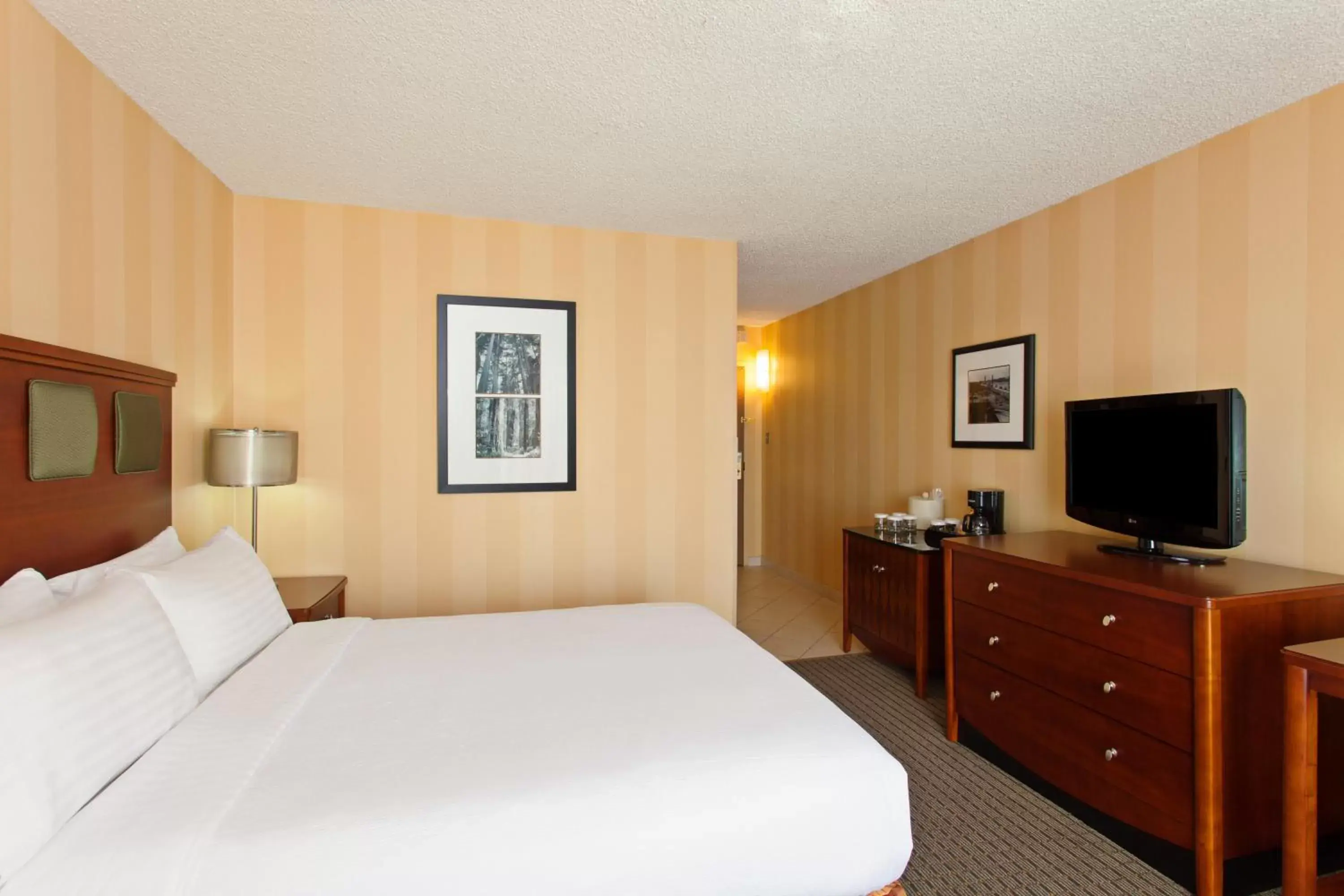 Photo of the whole room, Bed in Holiday Inn Sacramento Downtown-Arena, an IHG Hotel