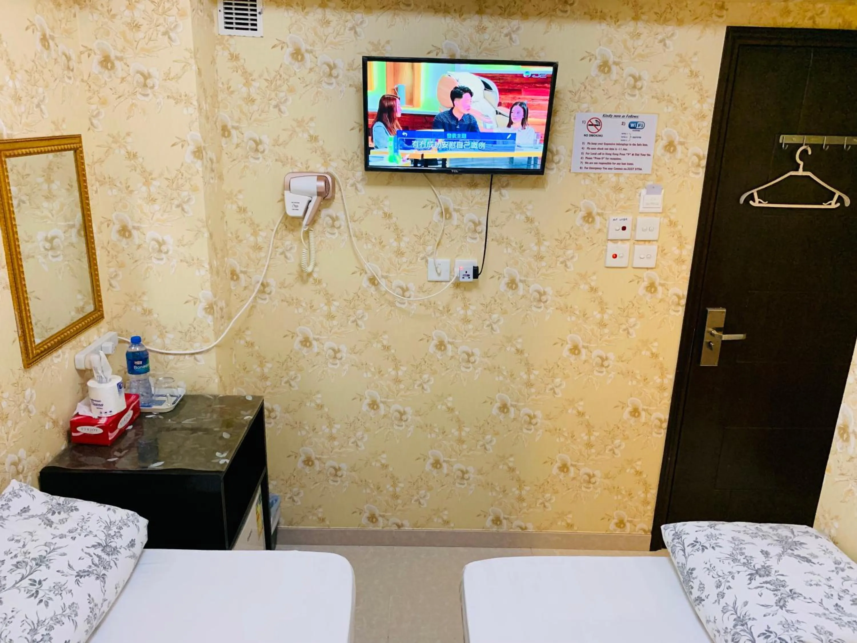 Photo of the whole room, Bed in Modern