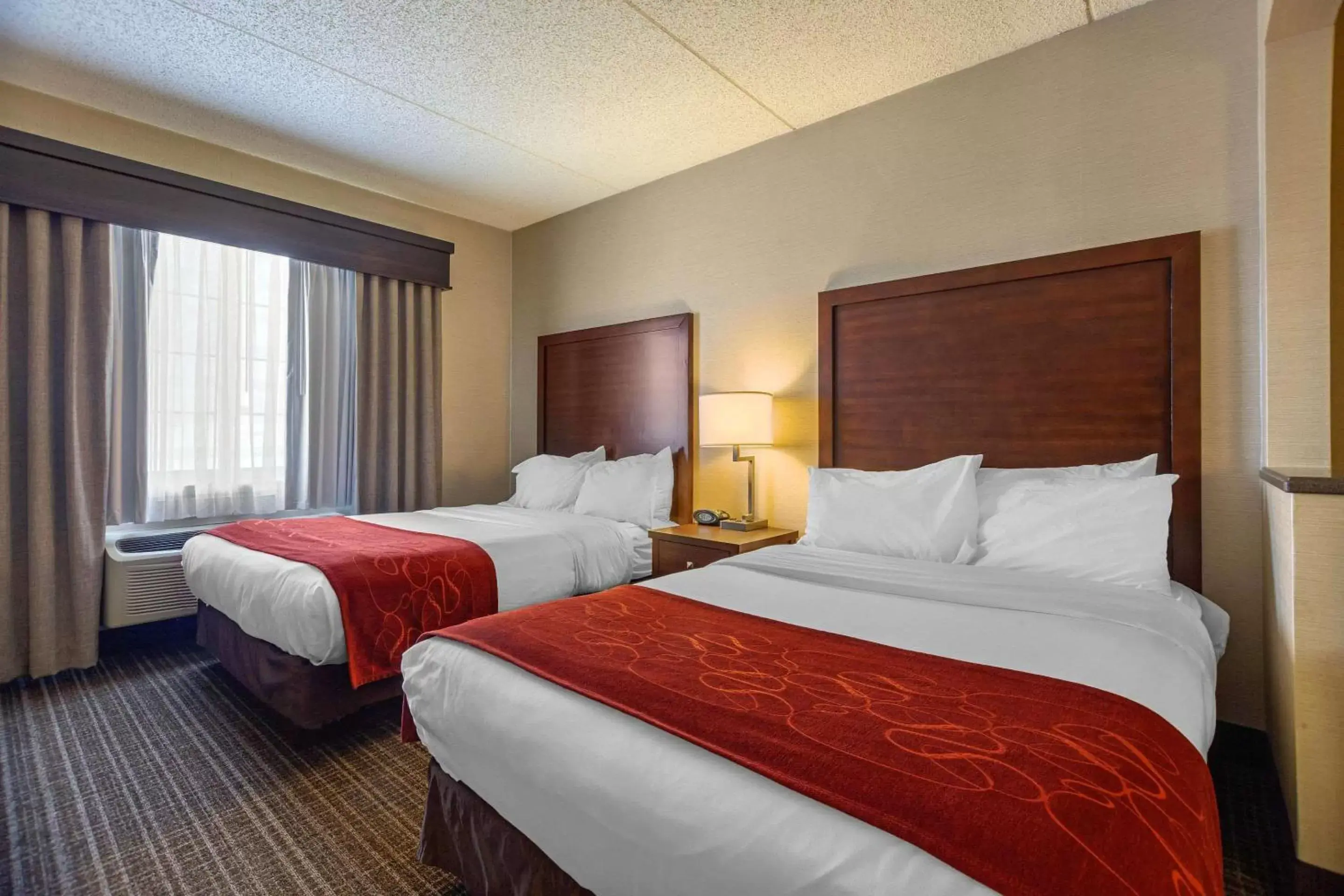 Photo of the whole room, Bed in Comfort Suites Green Bay