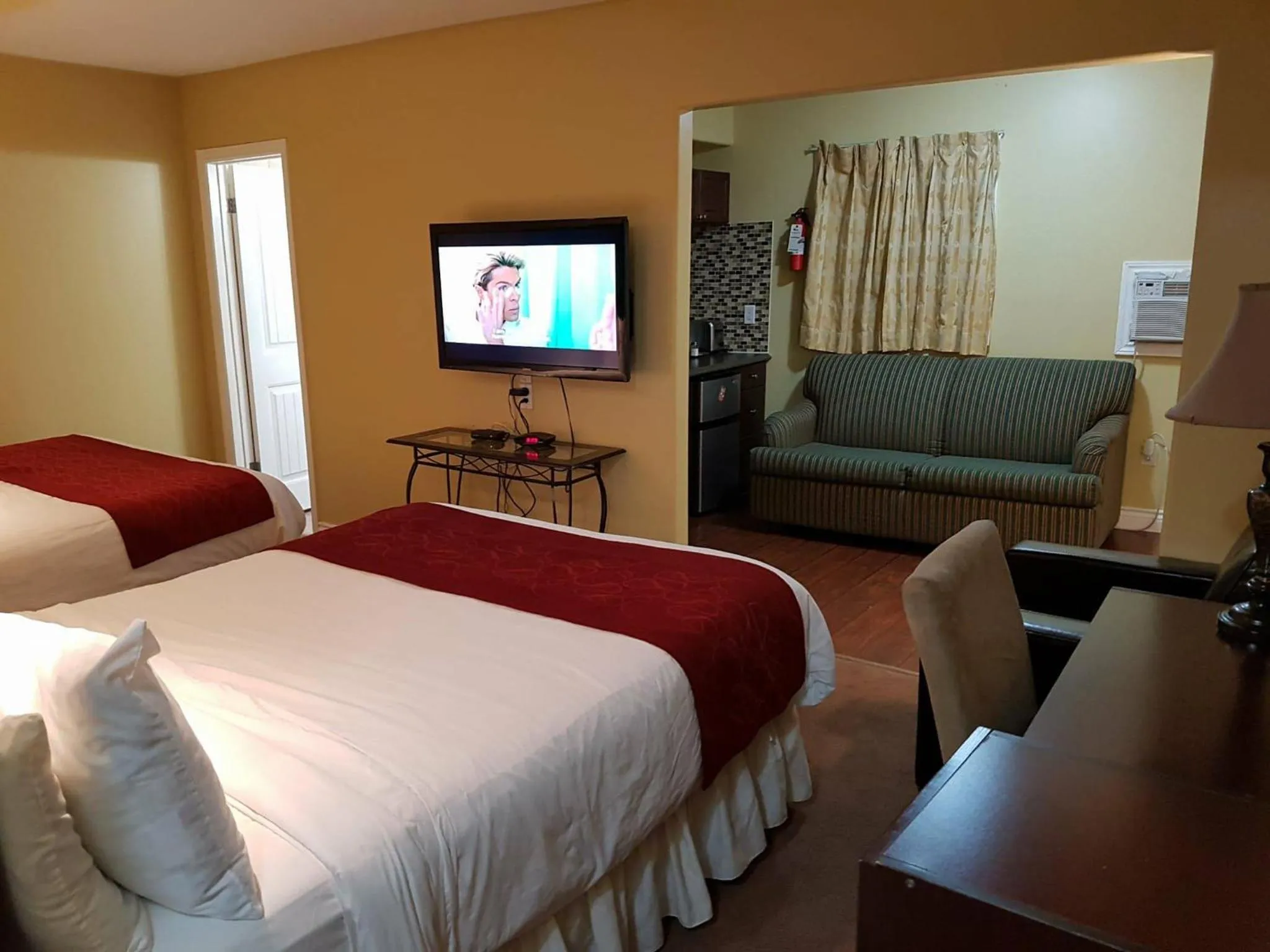 Living room, Bed in Bayside Inn & Waterfront Suites