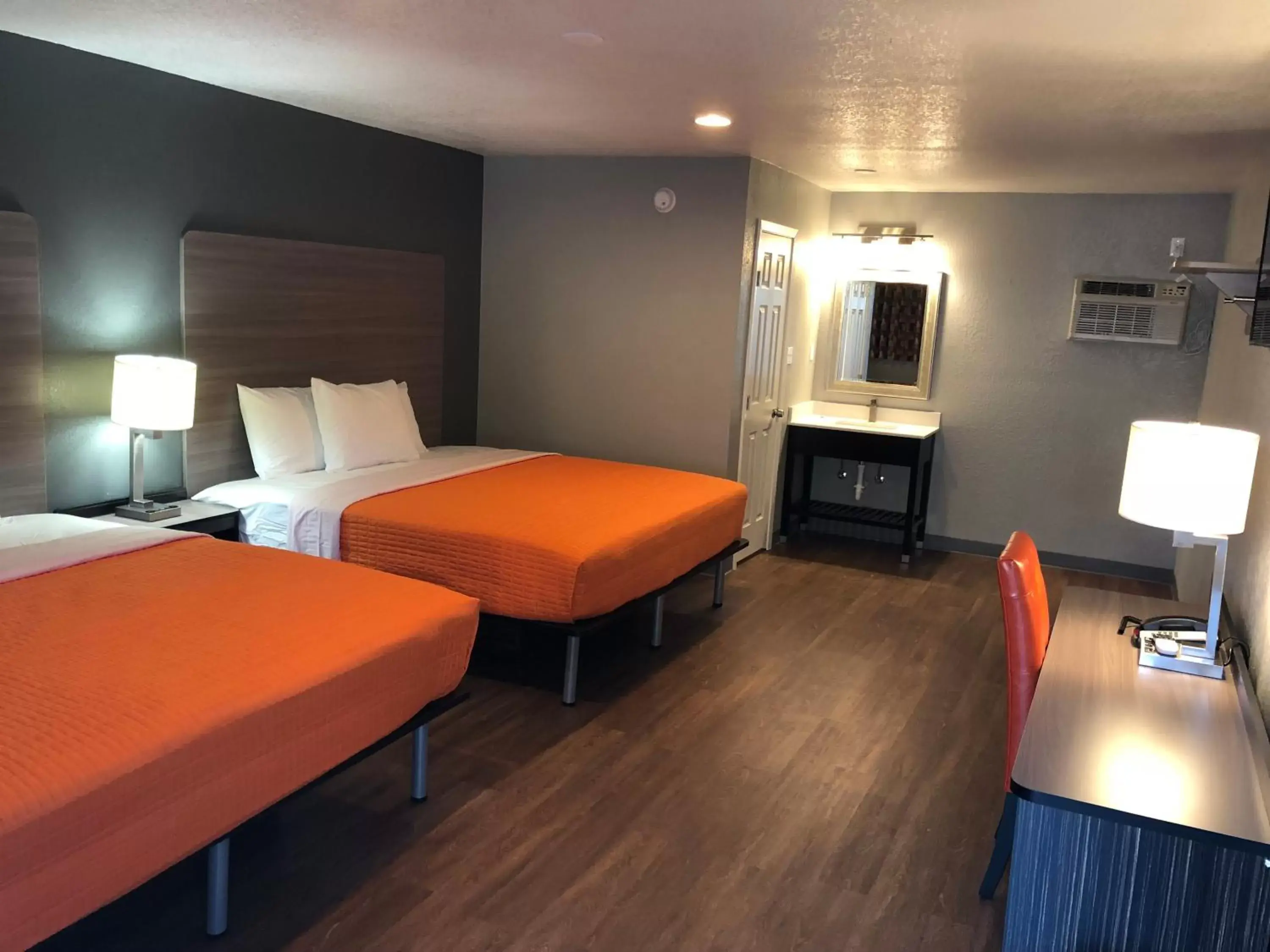 Bed in Super 8 by Wyndham Sonora Bed in Super 8 by Wyndham Sonora