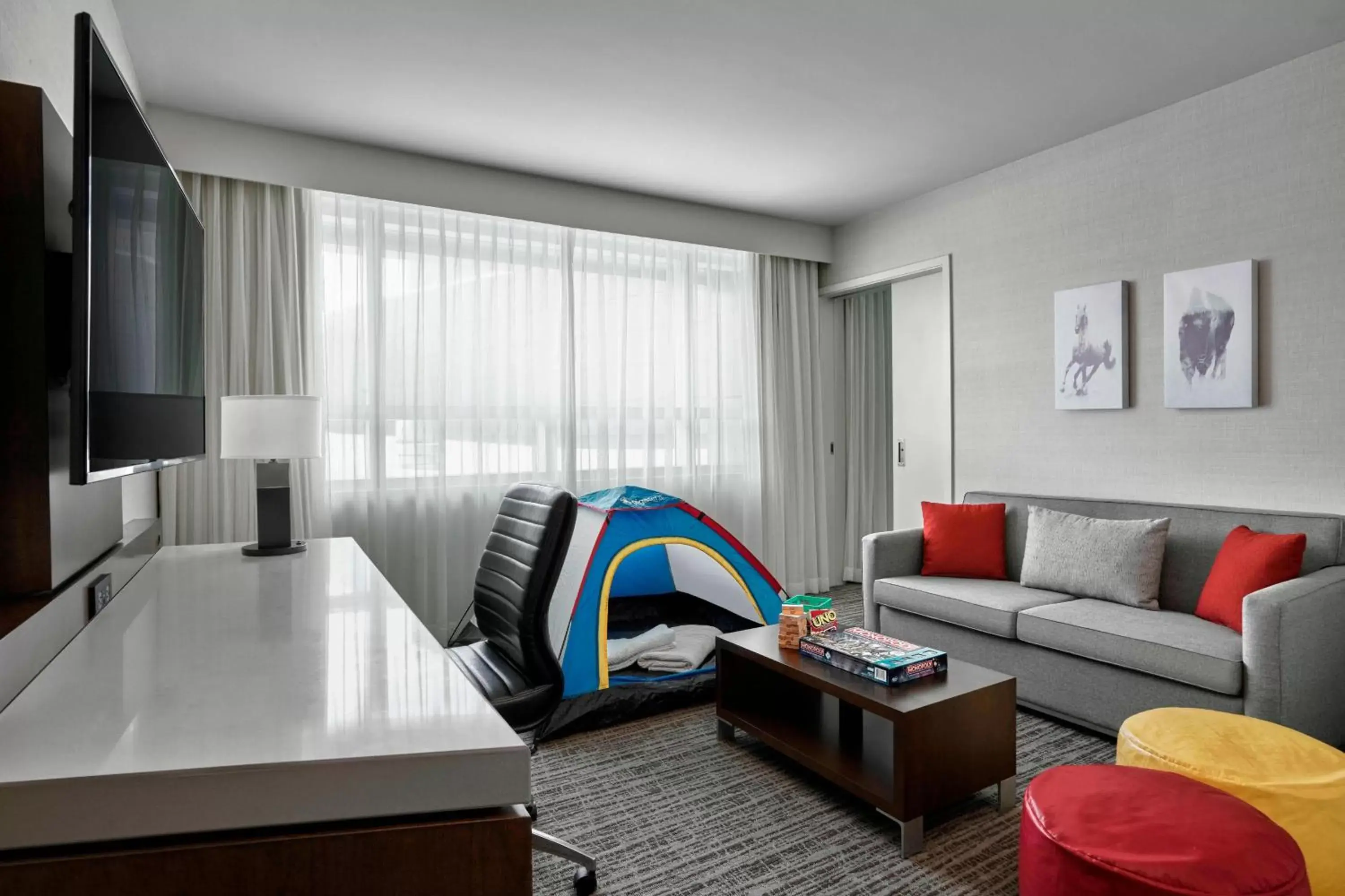 Bedroom, Seating Area in Calgary Airport Marriott In-Terminal Hotel