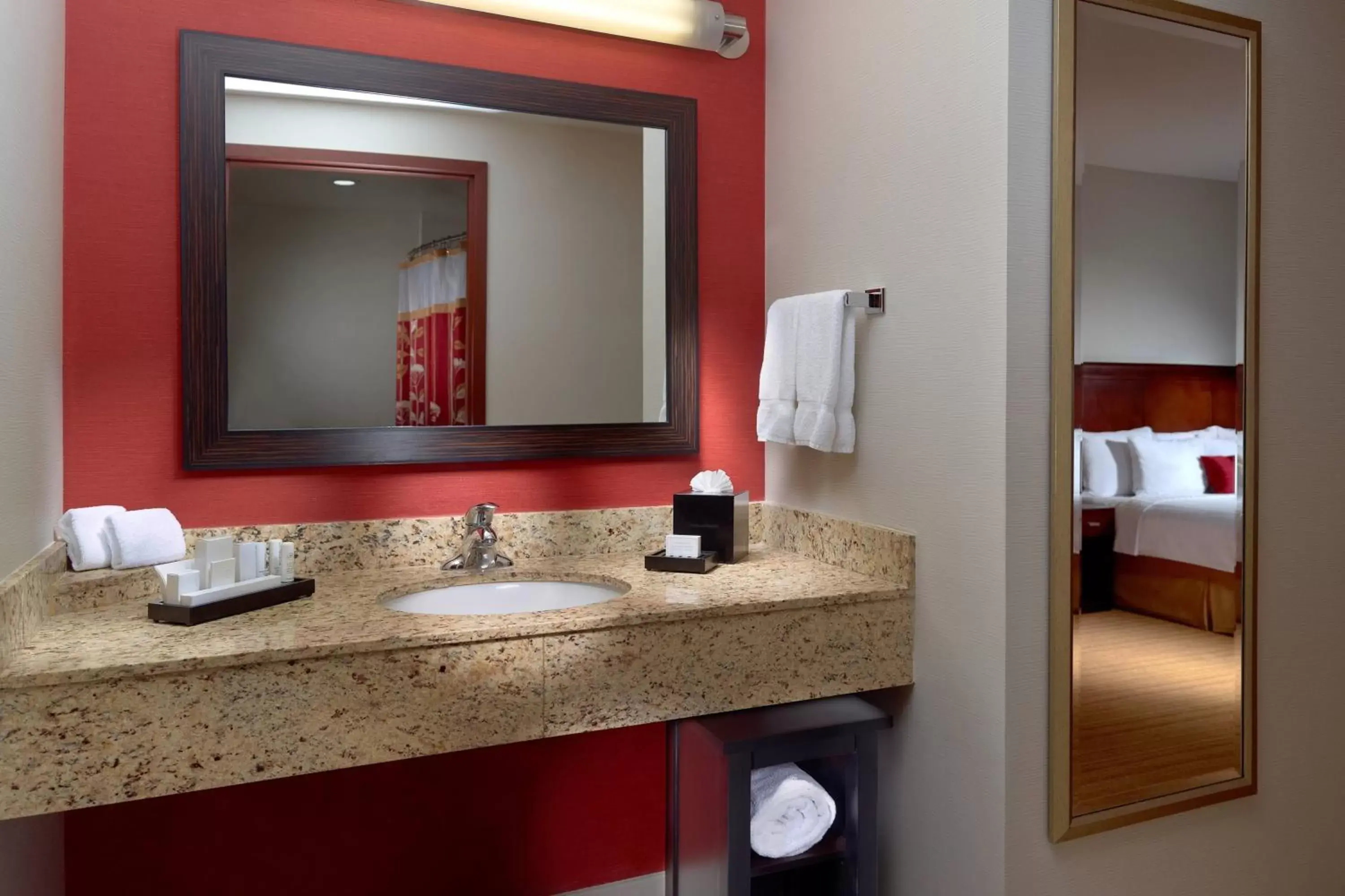Bathroom in Courtyard by Marriott Mexico City Airport