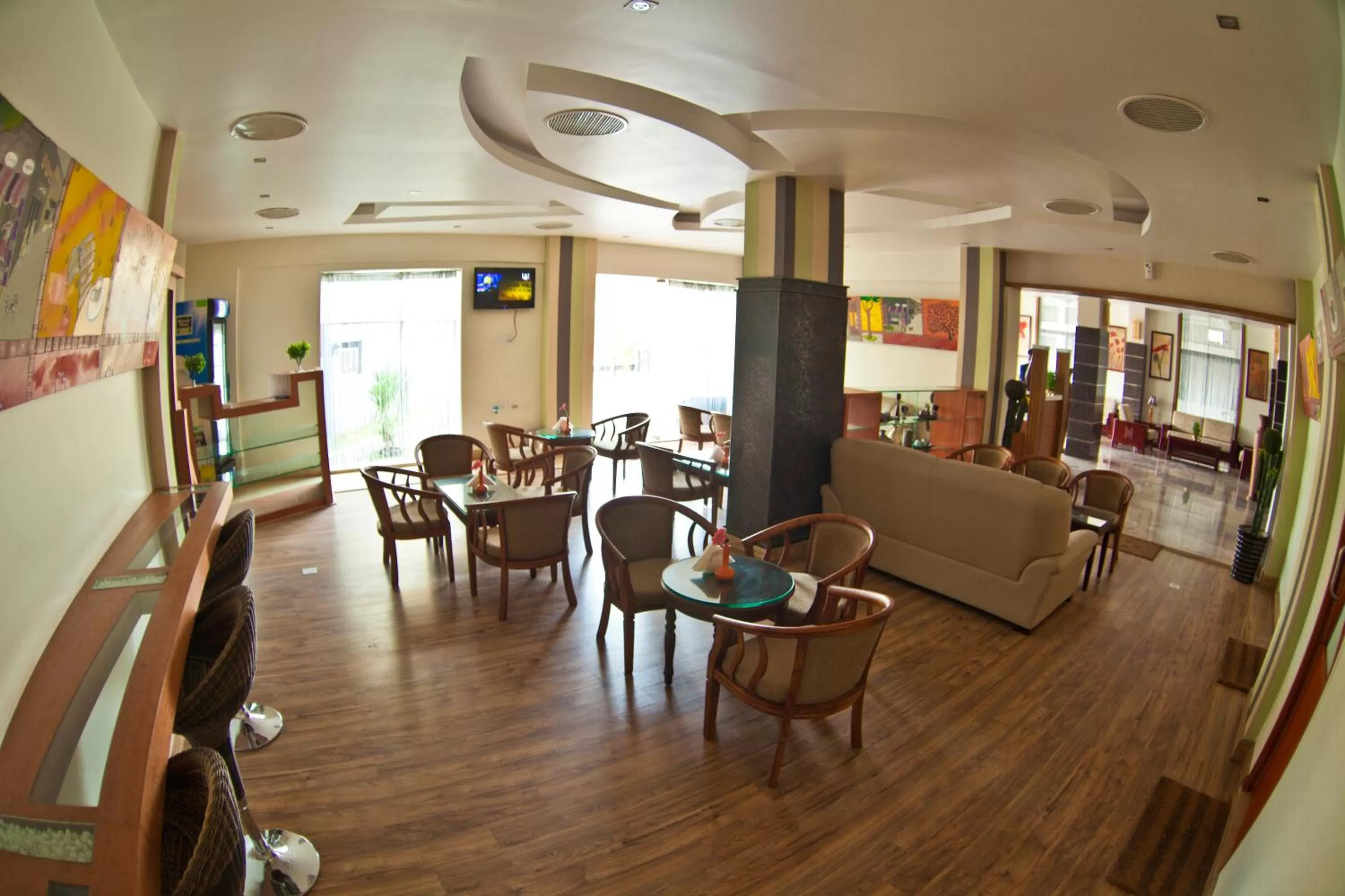 Restaurant/places to eat in Paramount Tower