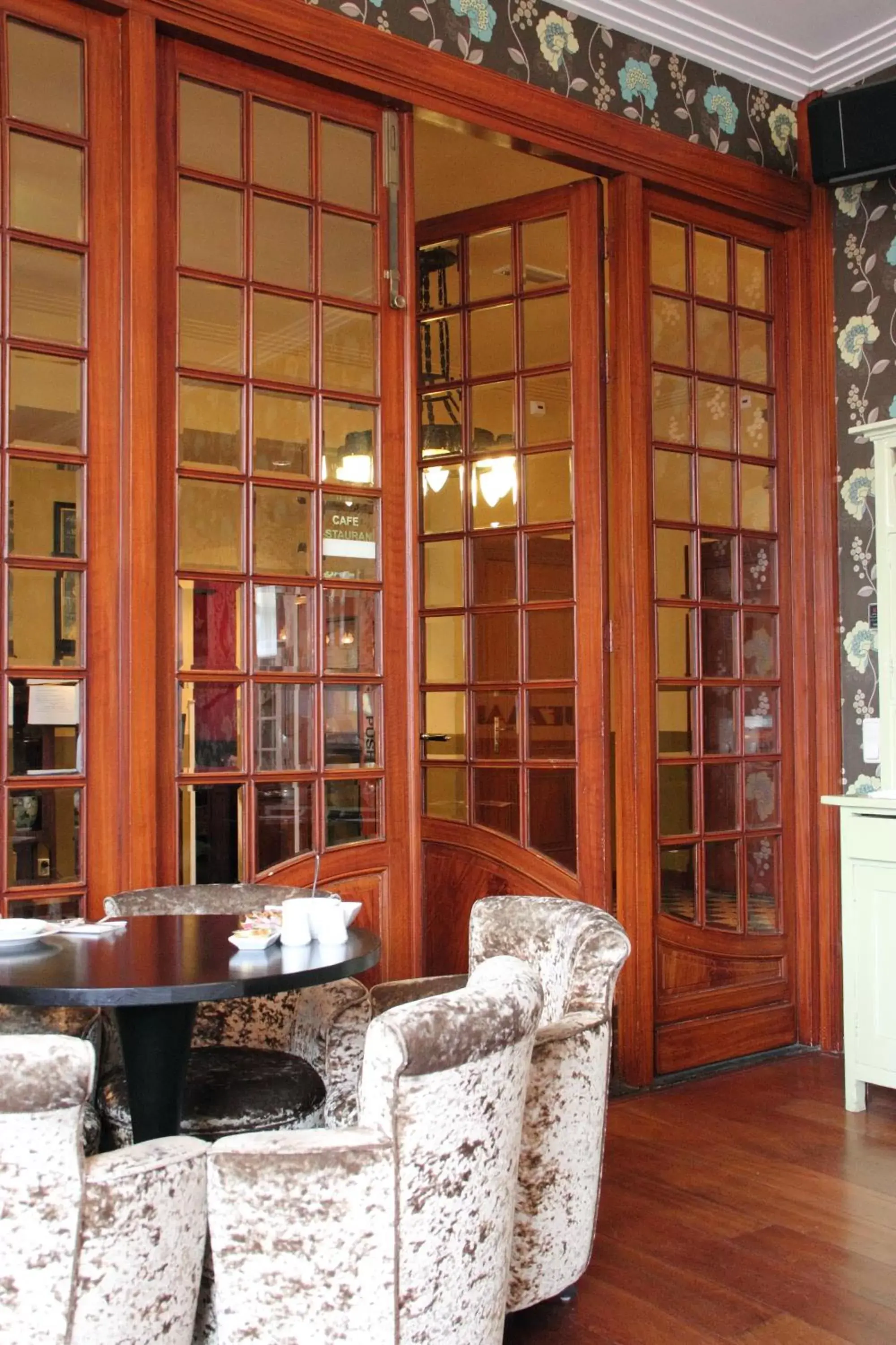 Restaurant/places to eat, Seating Area in Augusta Hotel