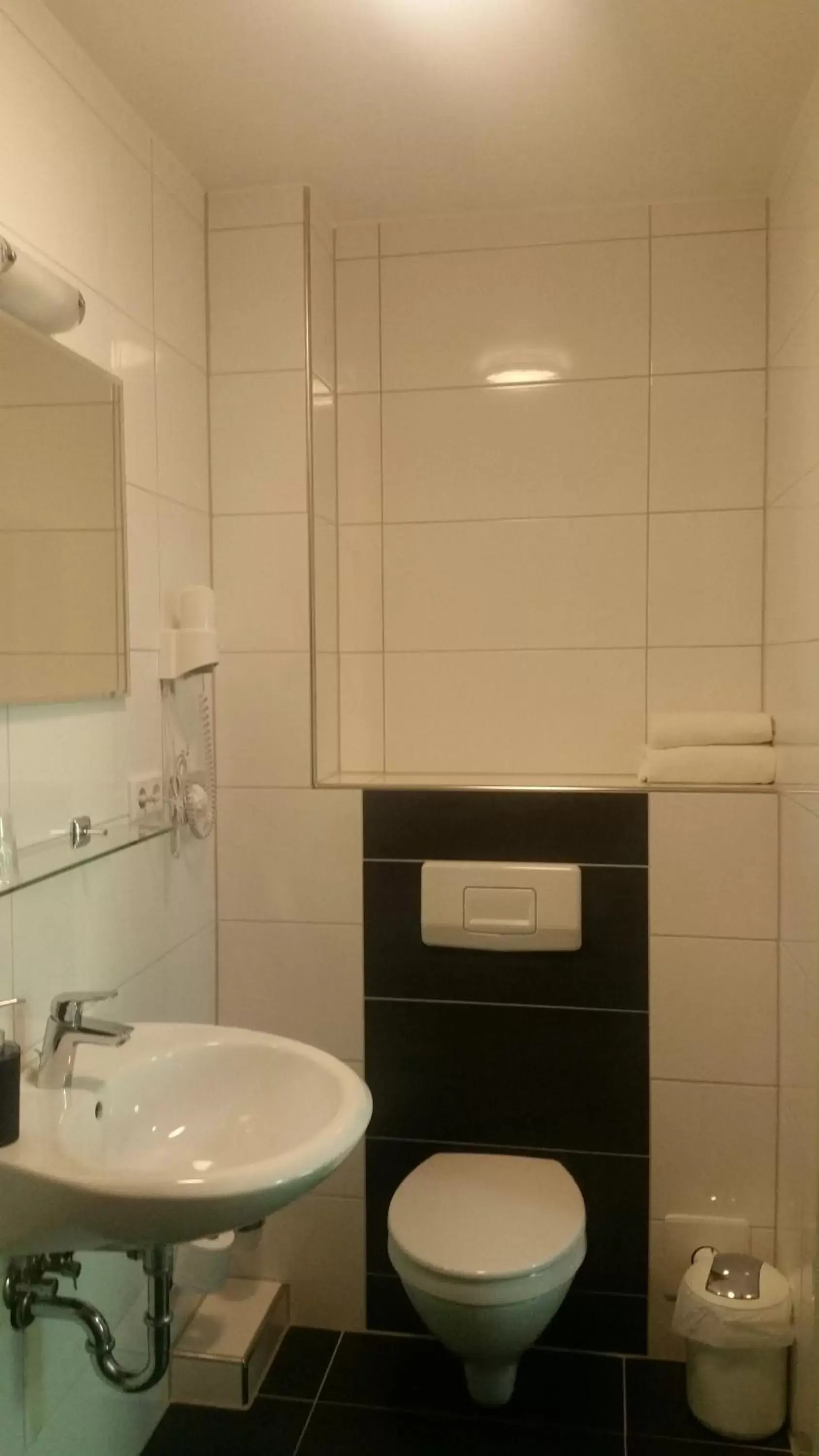 Shower, Bathroom in Cityhotel Ahlen Garni