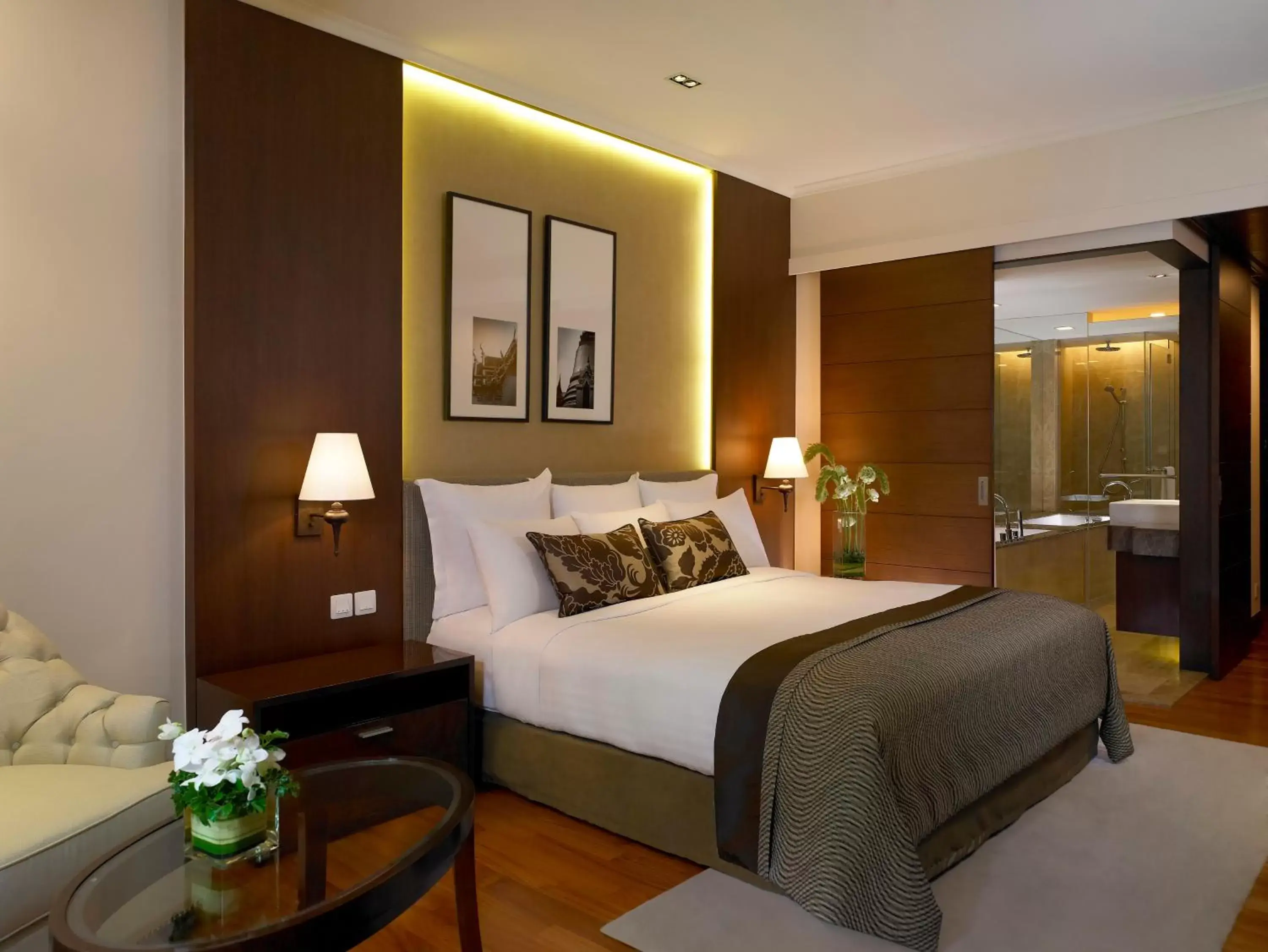 Photo of the whole room, Bed in Anantara Riverside Bangkok Resort