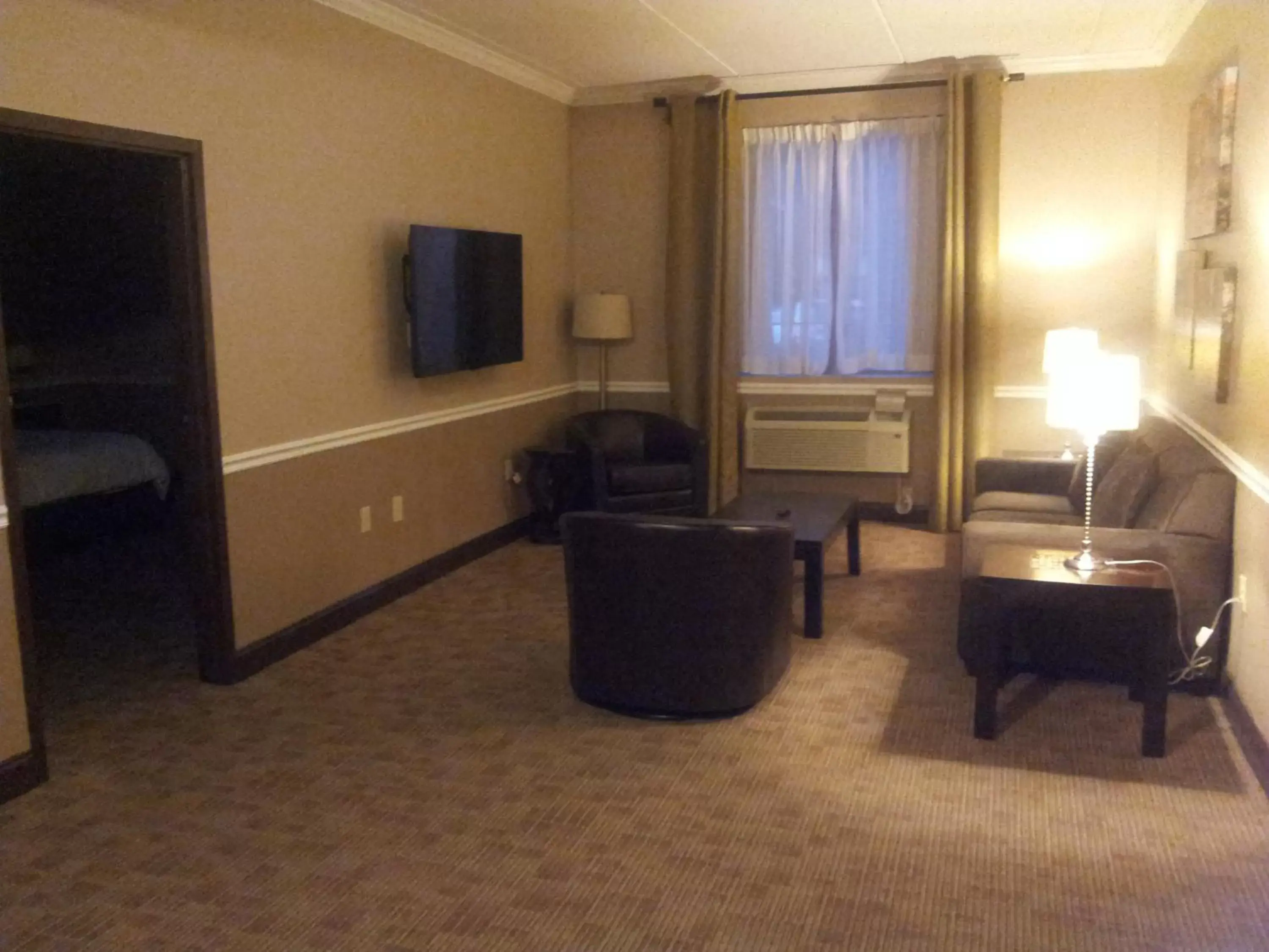 Deluxe Suite in Belvedere Inn Schenectady - Albany