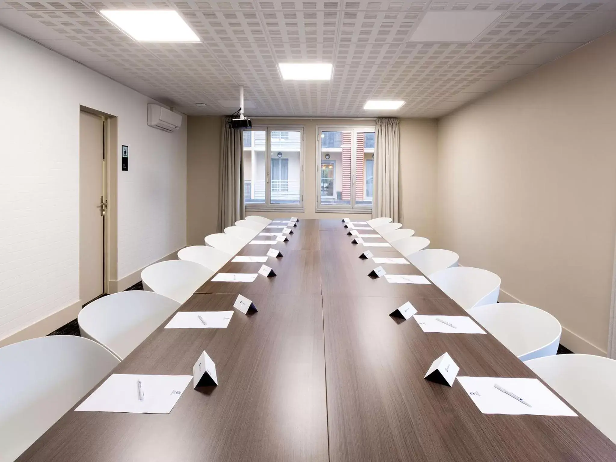 Meeting/conference room in BEST WESTERN La Porte des Châteaux