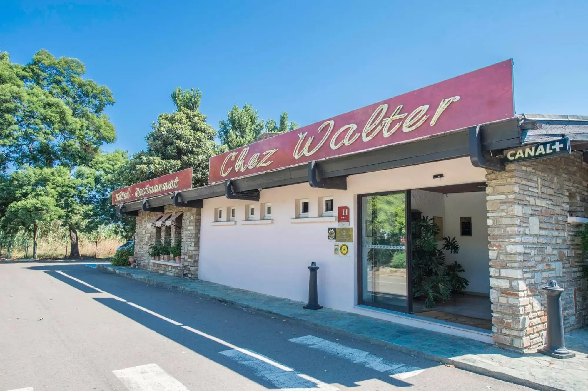 Facade/entrance, Property Building in Chez Walter