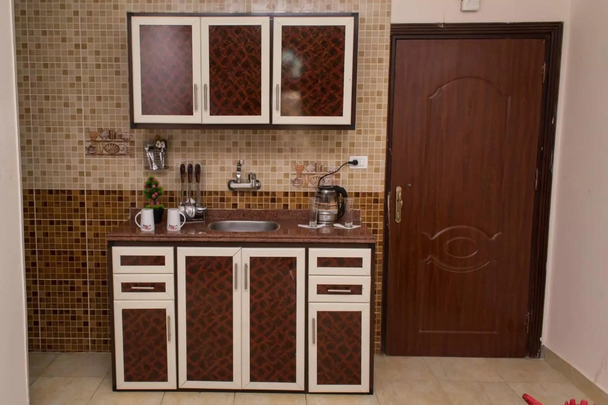 Coffee/tea facilities, Kitchen/Kitchenette in Charbel apartments