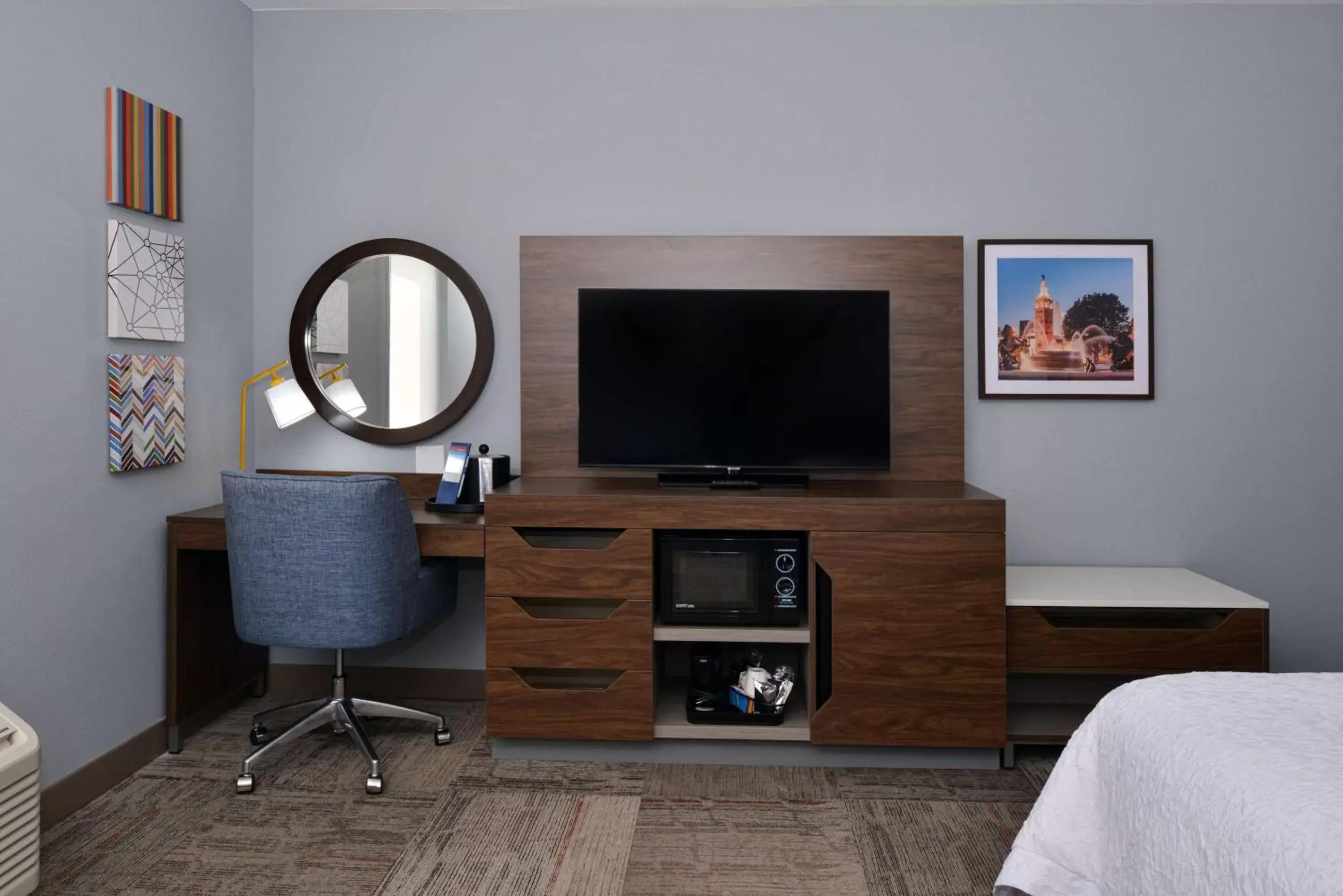 Bedroom, TV/Entertainment Center in Hampton Inn Kansas City Northeast