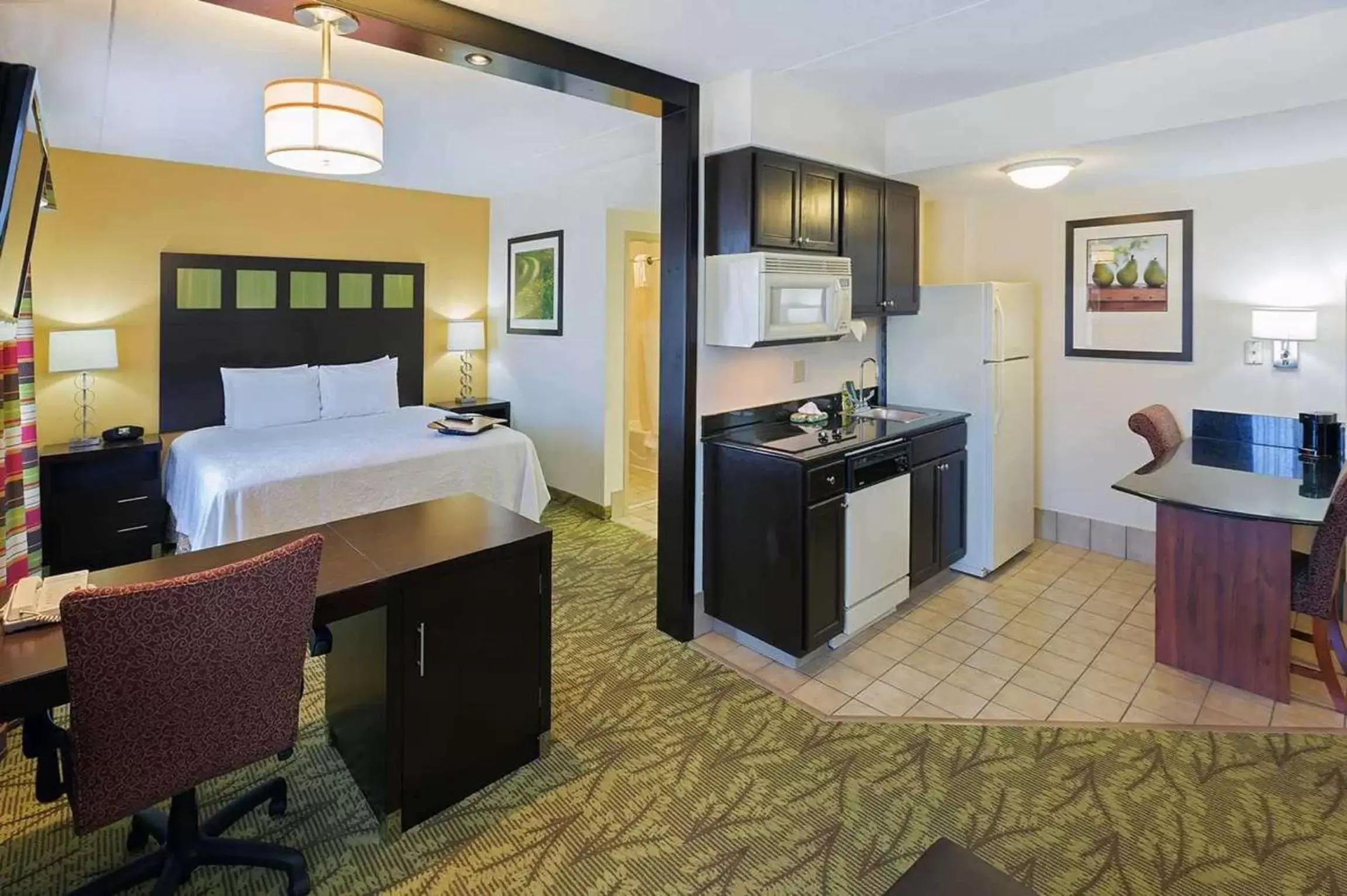 Bed, Kitchen/Kitchenette in Hampton Inn & Suites Tulsa-Woodland Hills