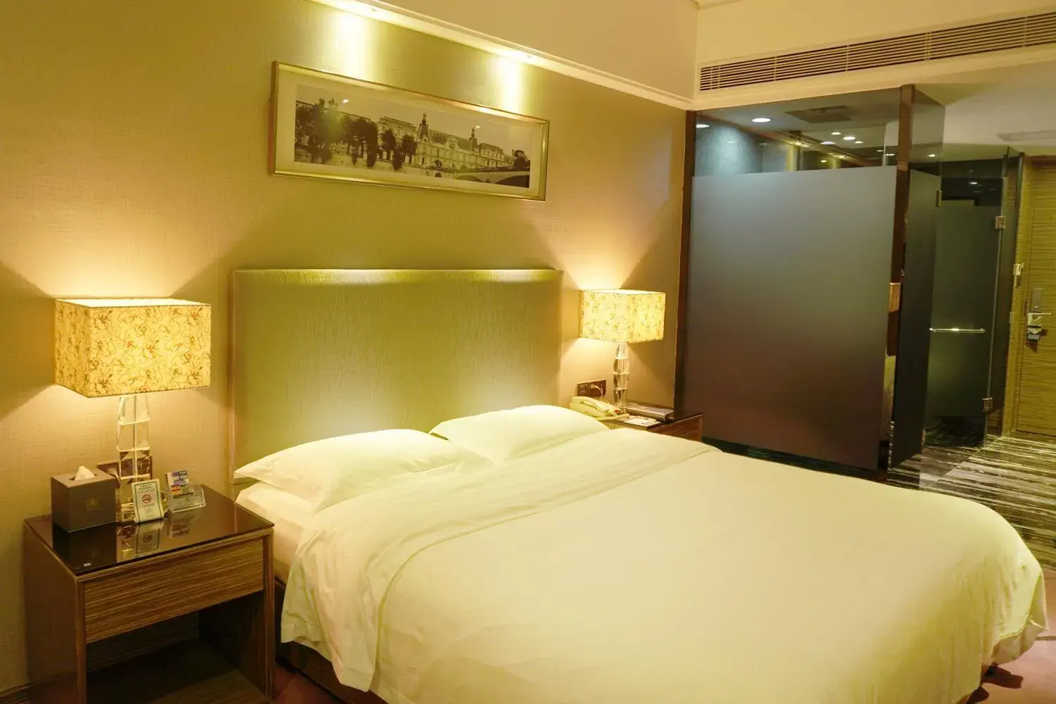 Executive Queen Room - single occupancy in La Perle International Hotel