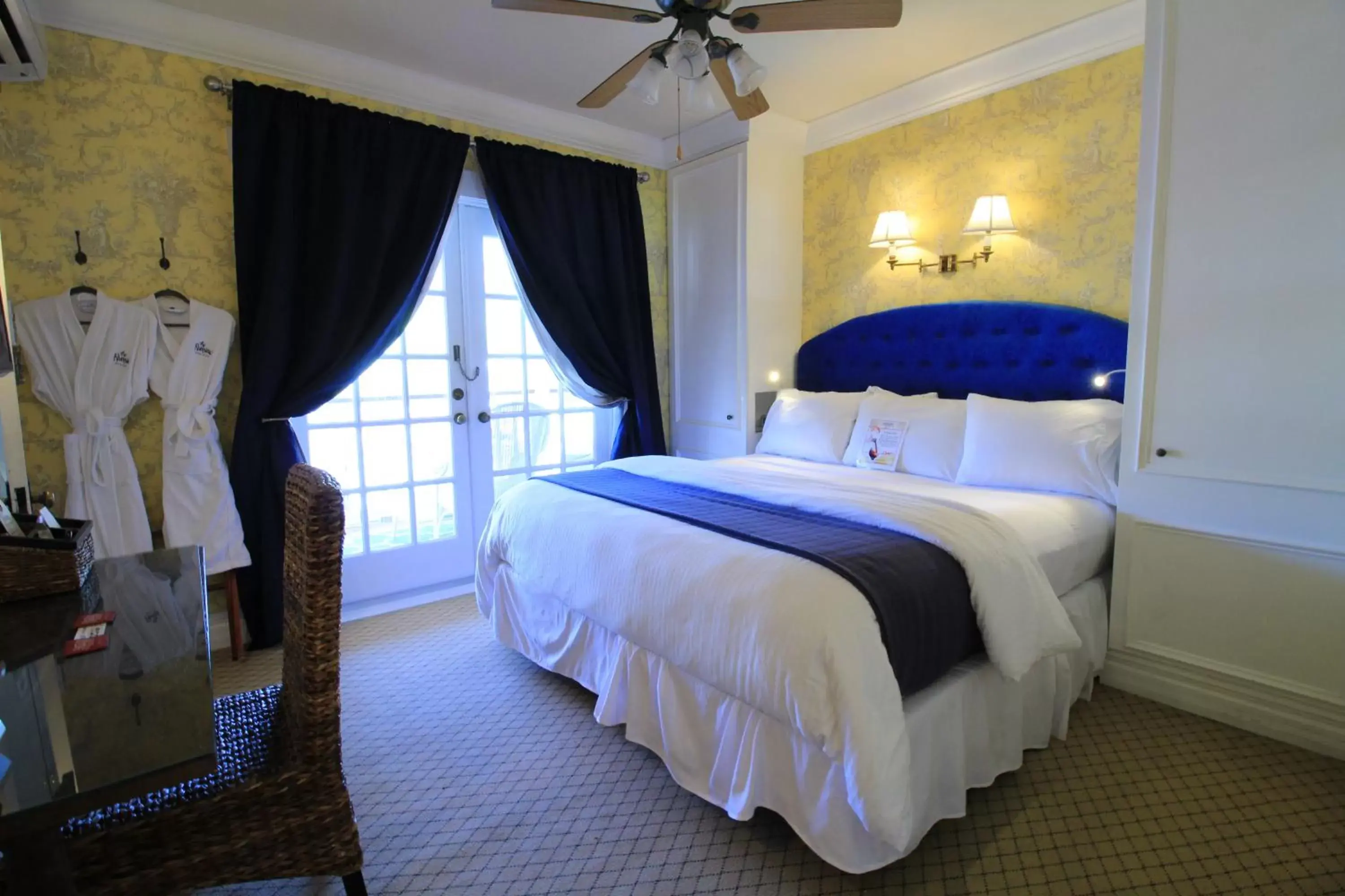 Bed in The Riverview Hotel - New Smyrna Beach