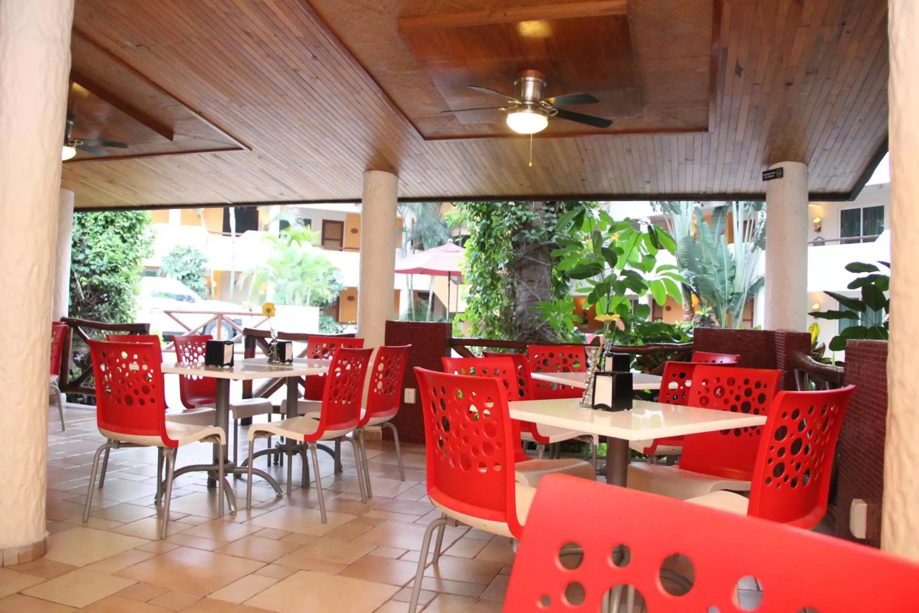 Restaurant/Places to Eat in Hotel Palapa Palace Inn