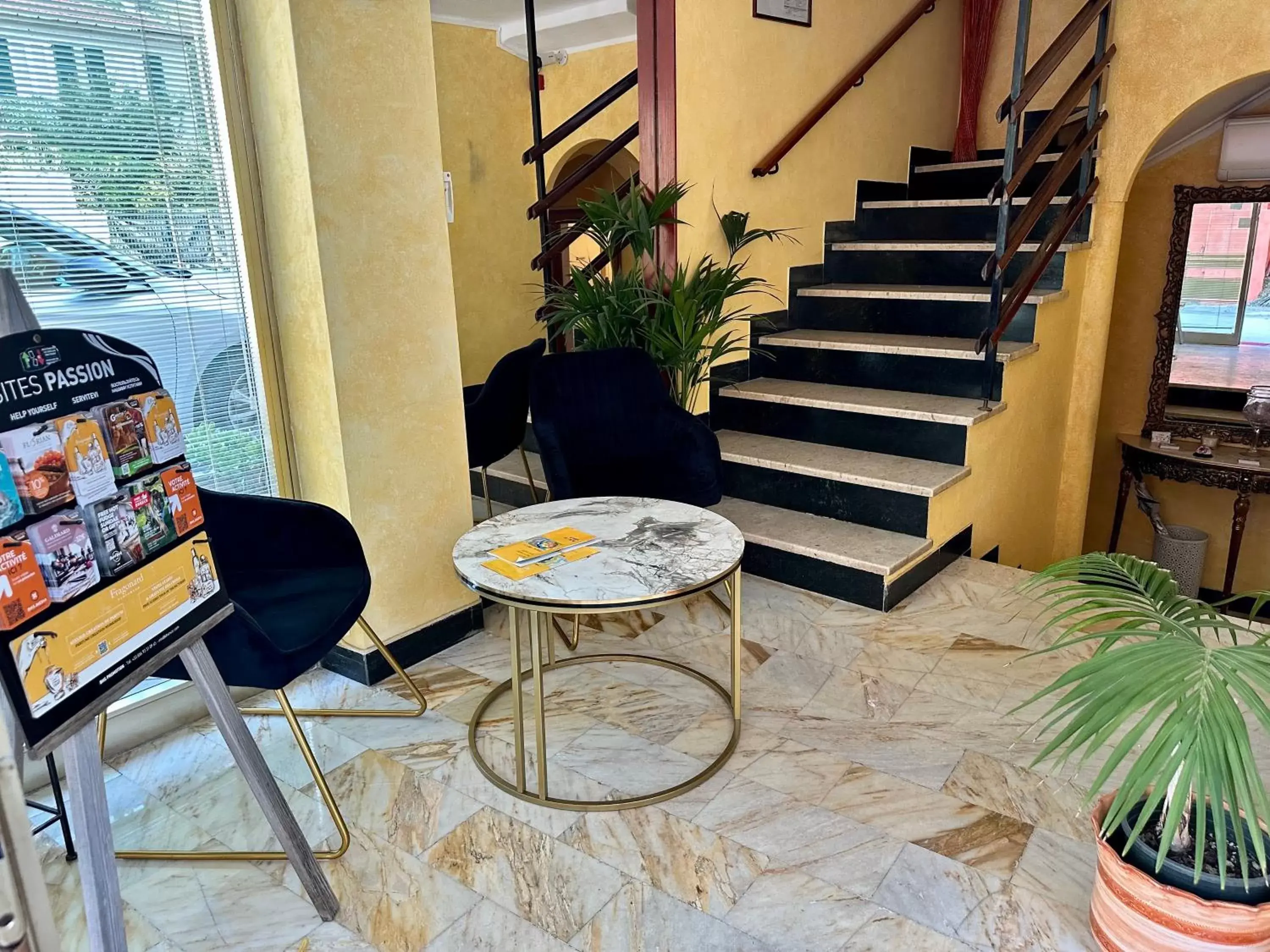 Lobby or reception, Seating Area in Hotel Lora