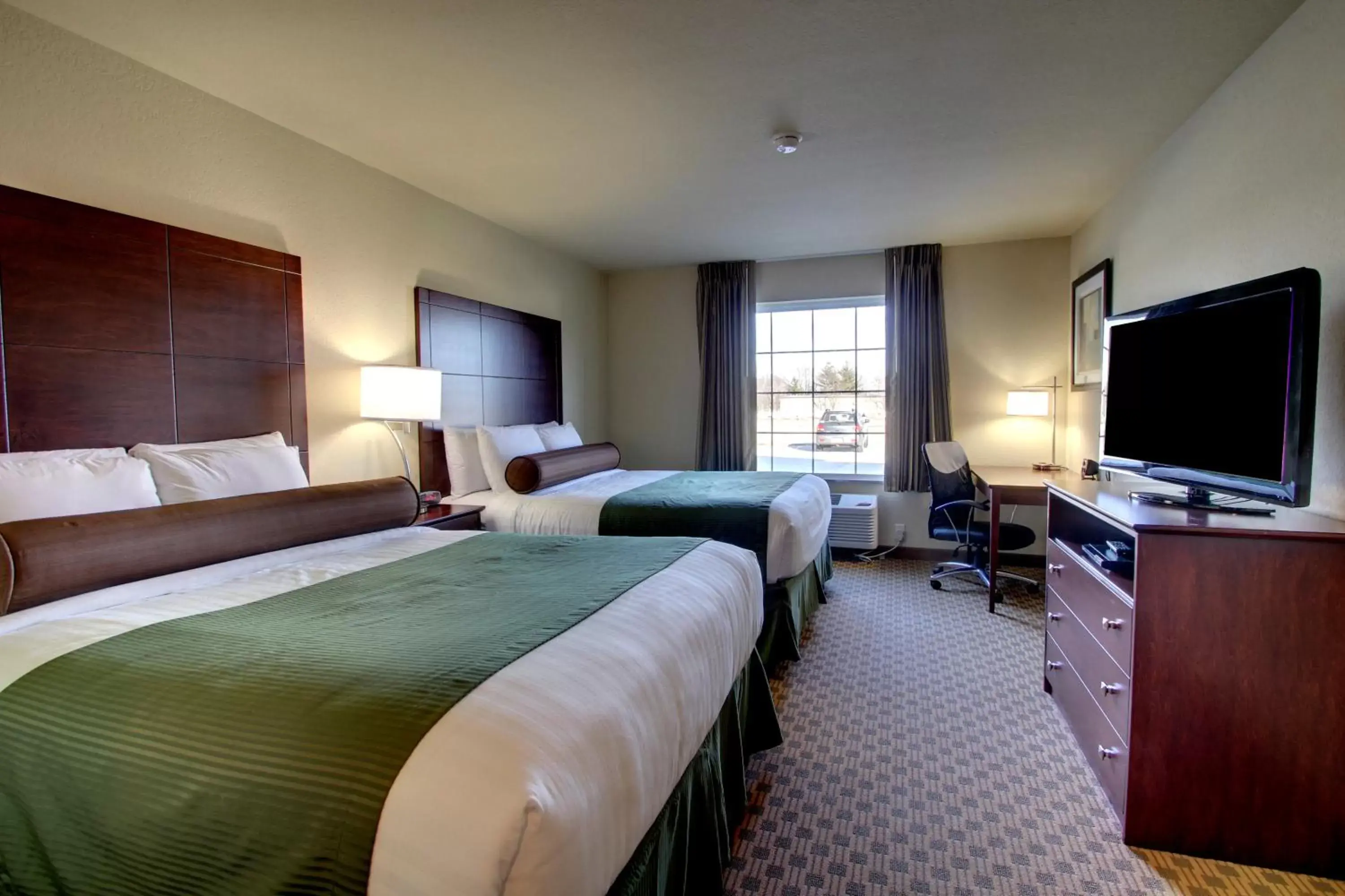 Bed in Cobblestone Inn & Suites - Rugby