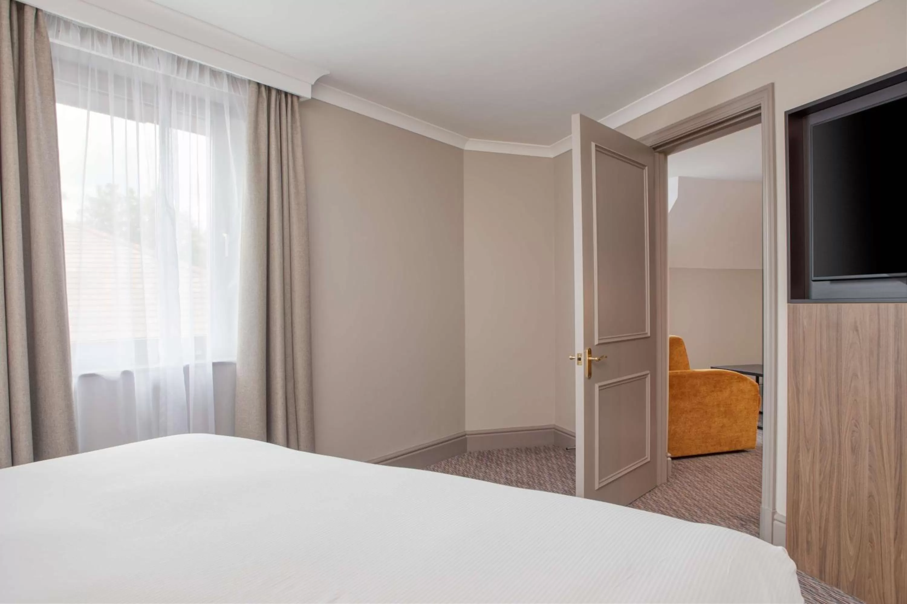 Living room, Bed in DoubleTree by Hilton Southampton