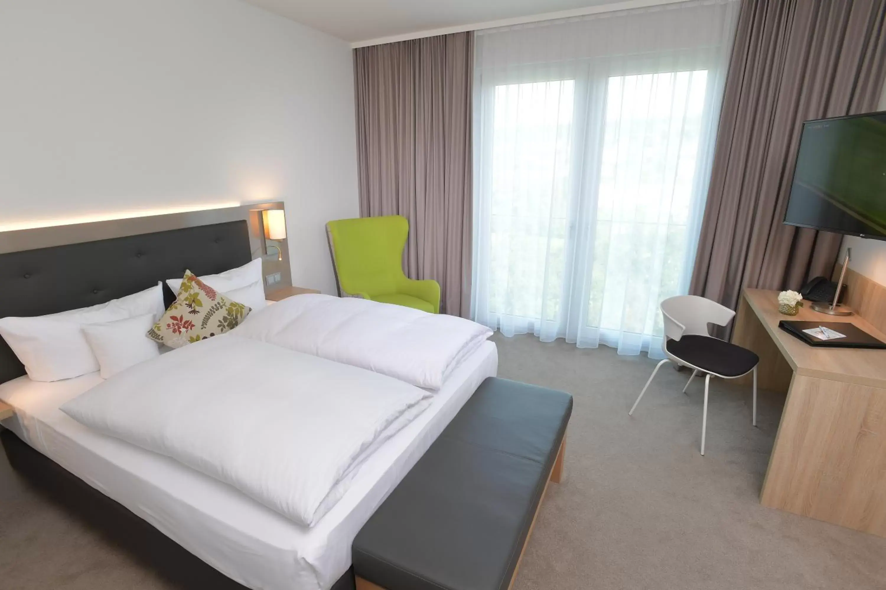 Photo of the whole room, Bed in Best Western Queens Hotel Pforzheim-Niefern