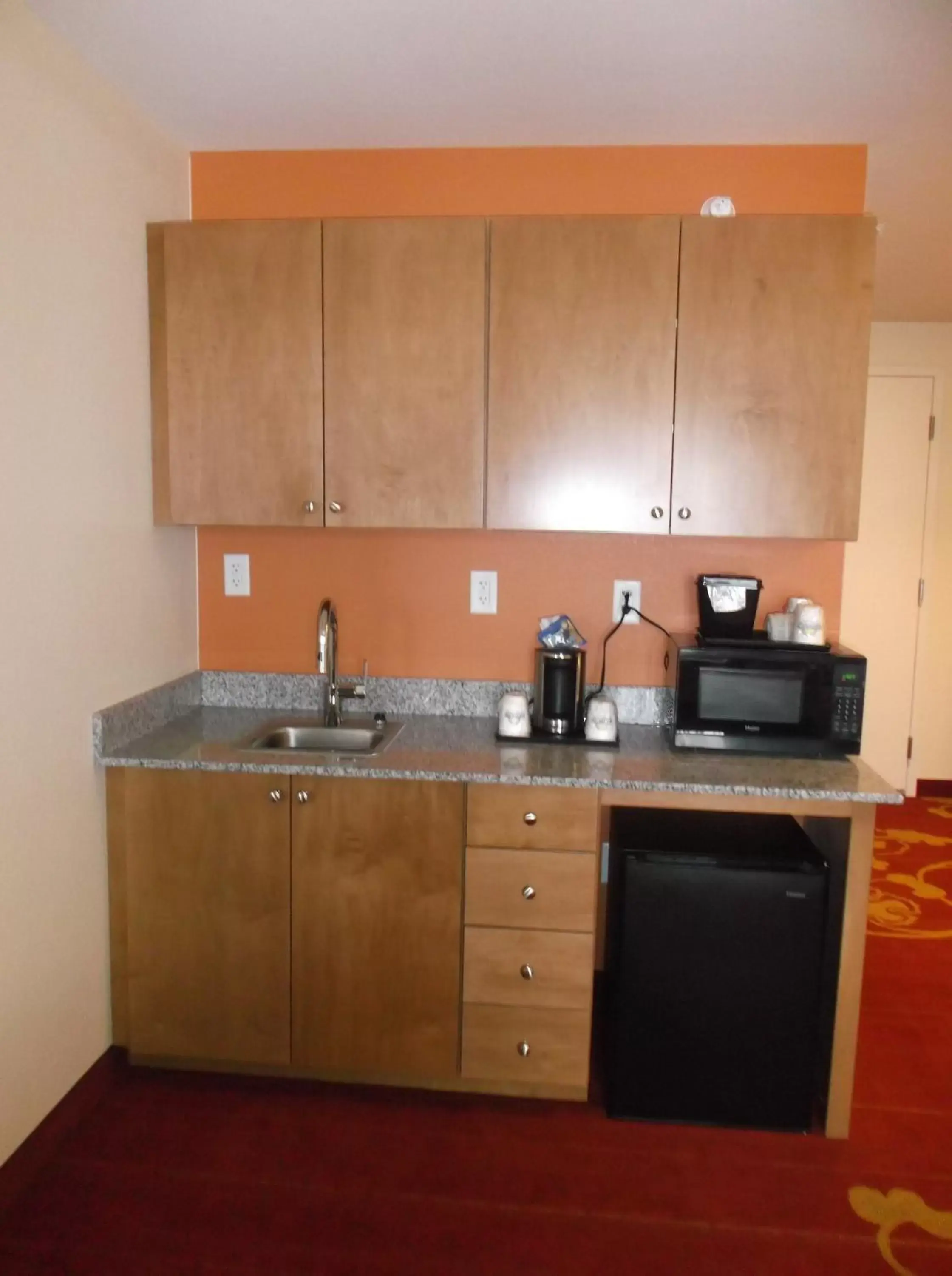 Kitchen or kitchenette, Kitchen/Kitchenette in Days Inn & Suites by Wyndham Caldwell