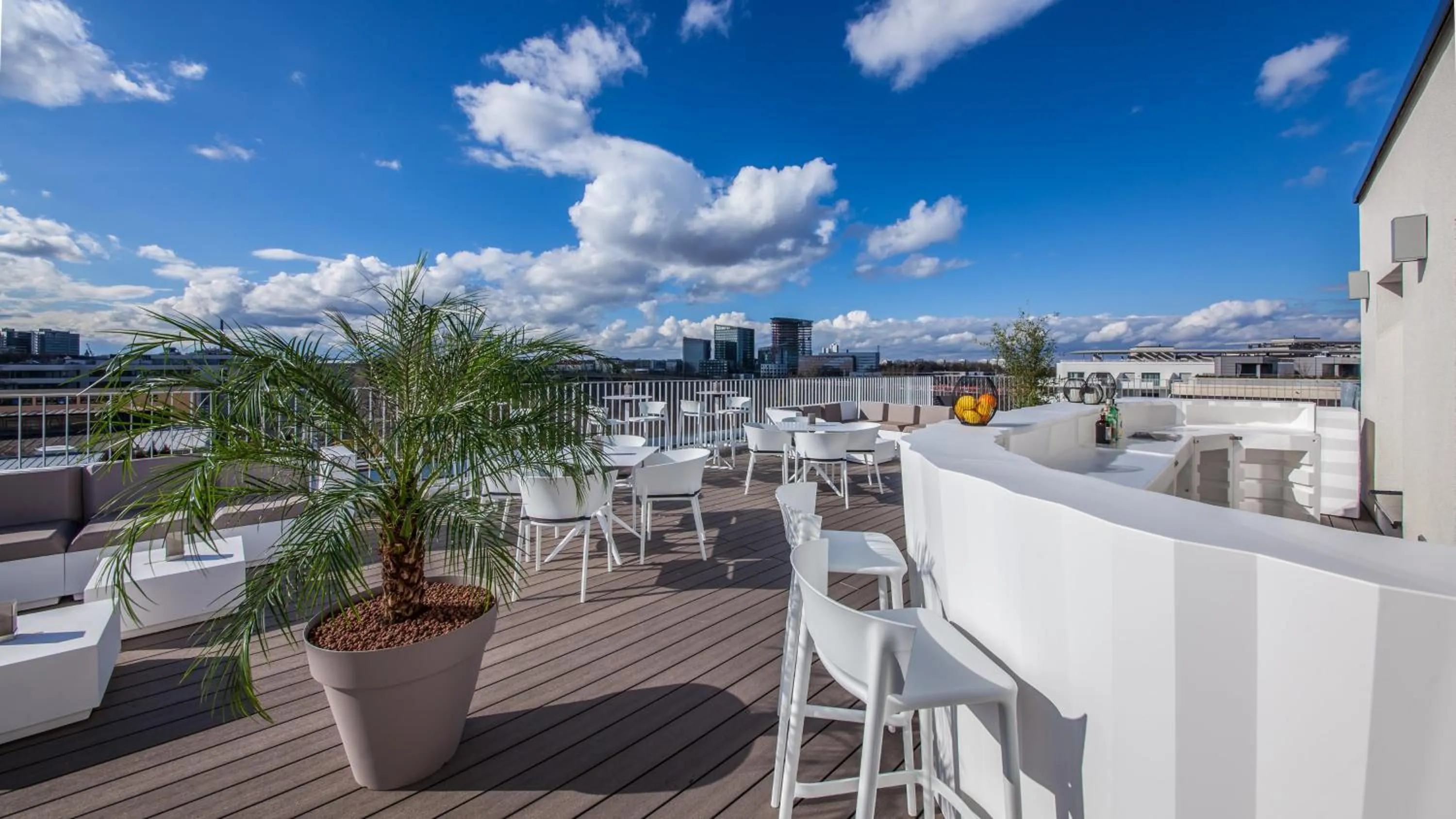 Lounge or bar in Holiday Inn Munich - City East, an IHG Hotel