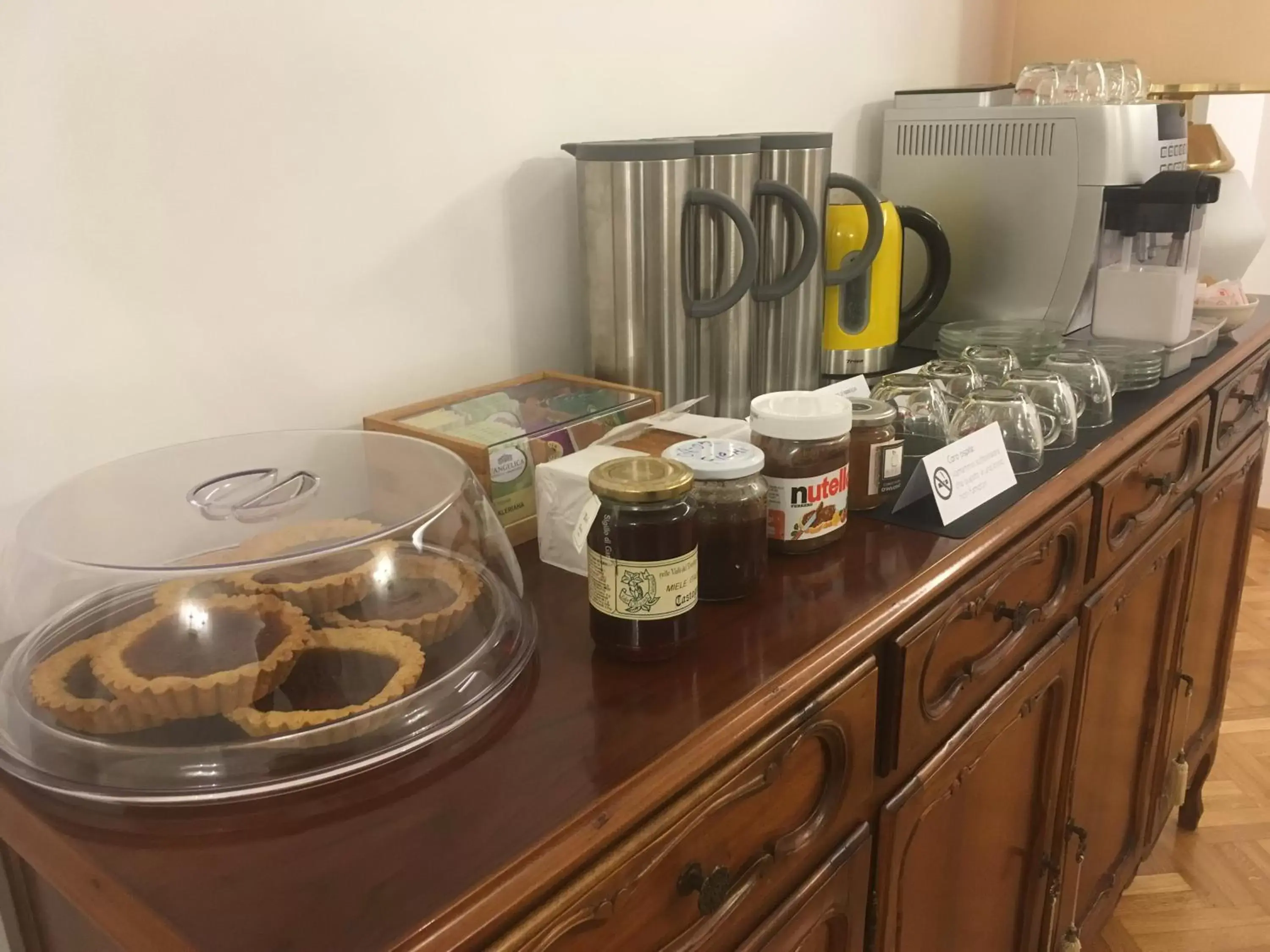 Breakfast, Kitchen/Kitchenette in Robin Rooms