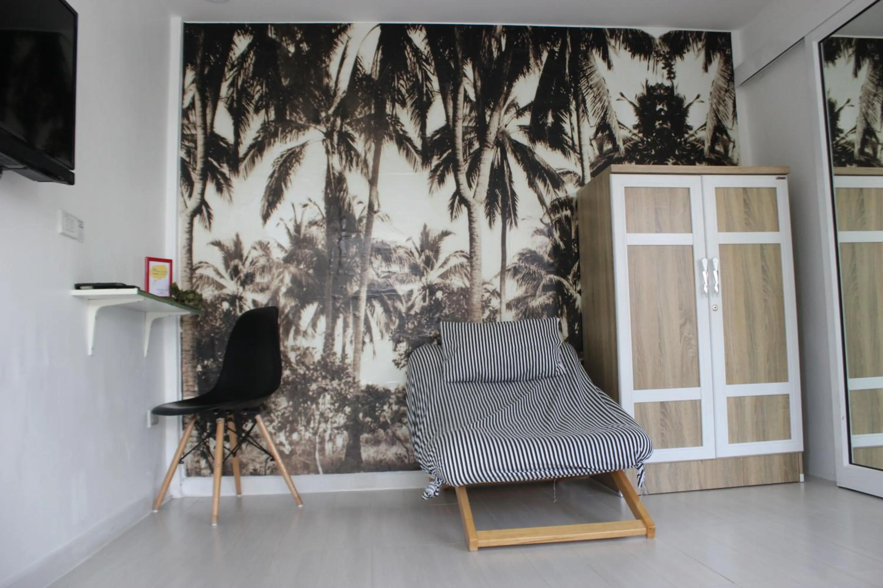 Living room in 1715 House - White Rhino