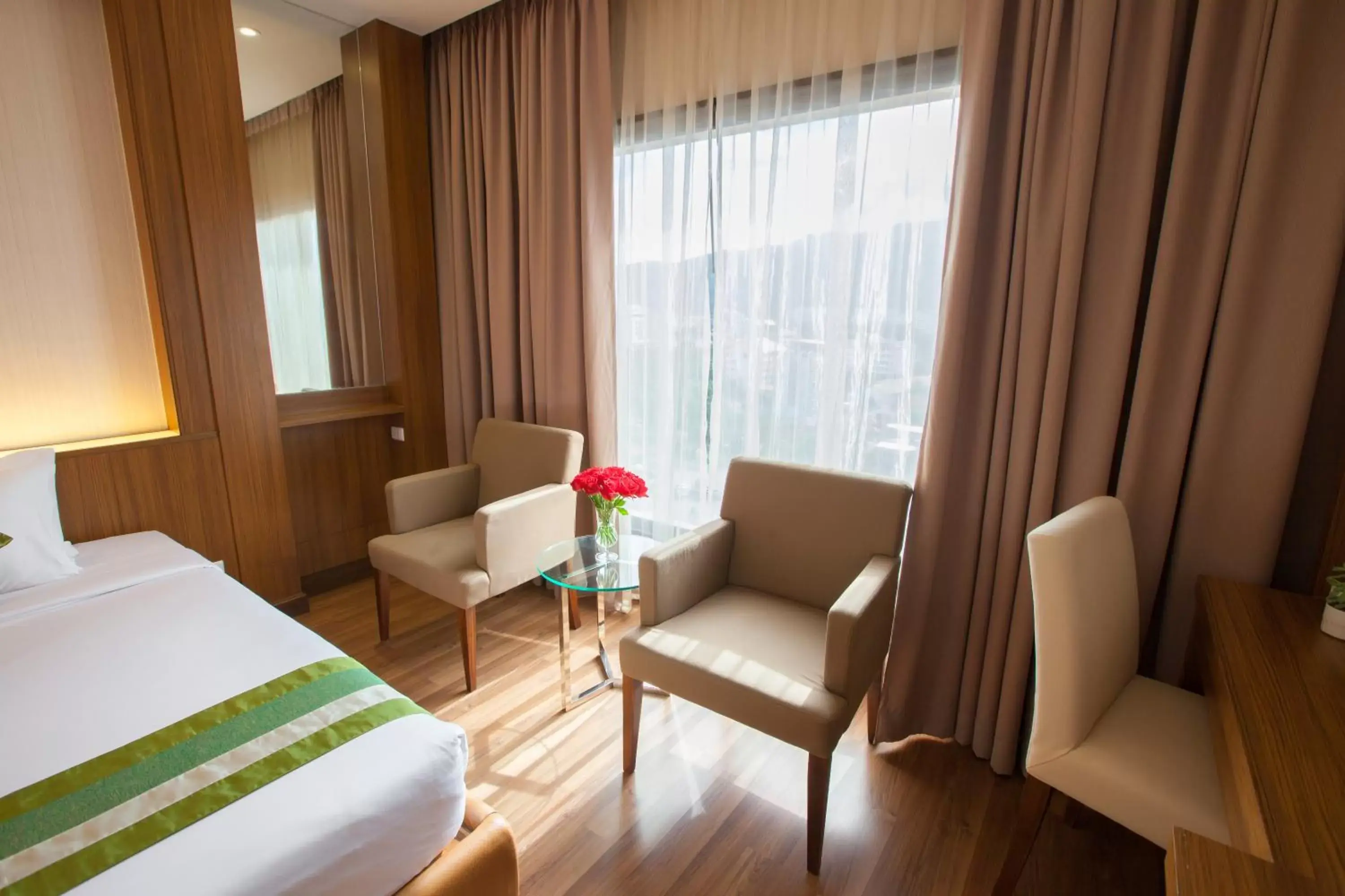 Bed, Seating Area in Chiangmai Grandview Hotel & Convention Center - SHA Extra Plus