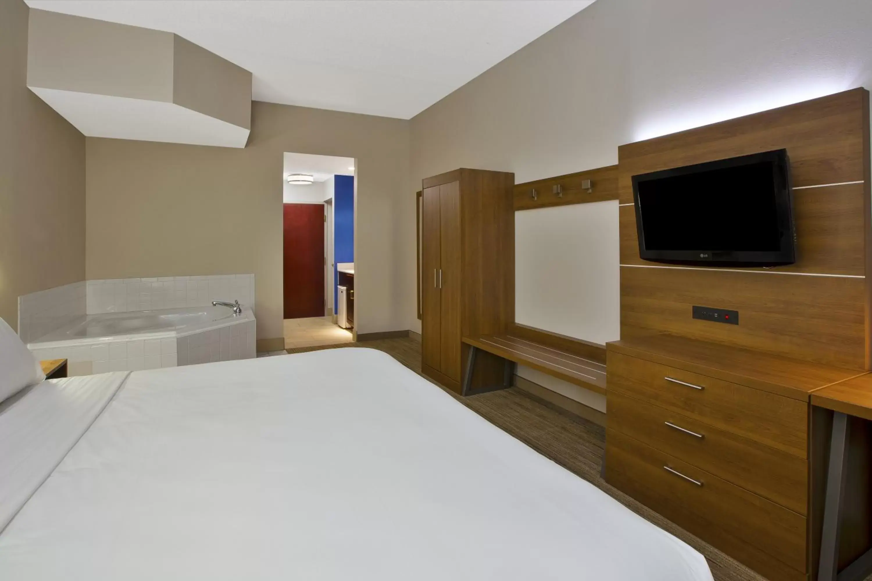 Photo of the whole room, Bed in Holiday Inn Express Hotel & Suites Cincinnati Northeast-Milford, an IHG Hotel