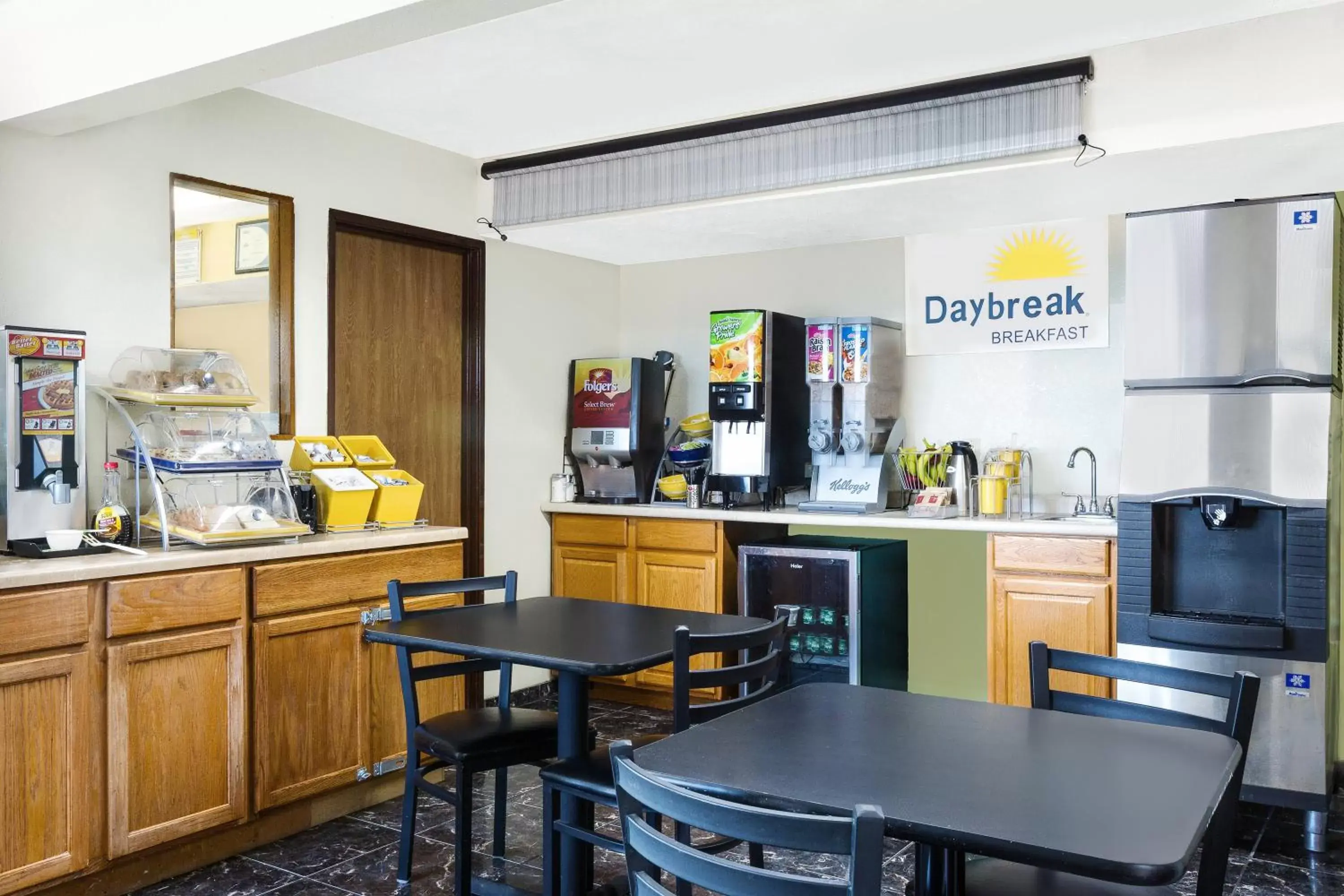 Continental breakfast, Restaurant/Places to Eat in Days Inn by Wyndham Warrensburg