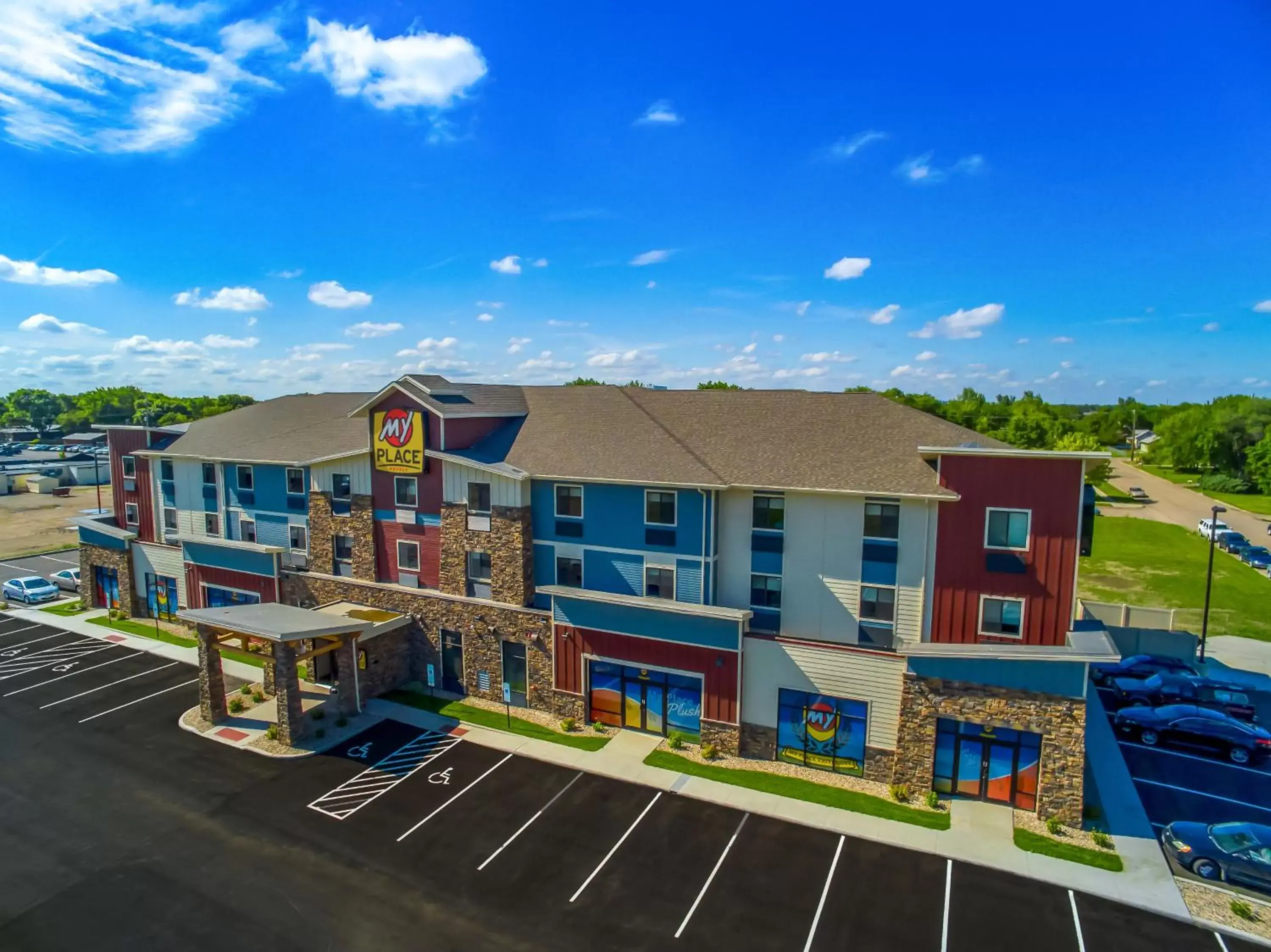 Property building, Bird's-eye View in My Place Hotel-Aberdeen, SD