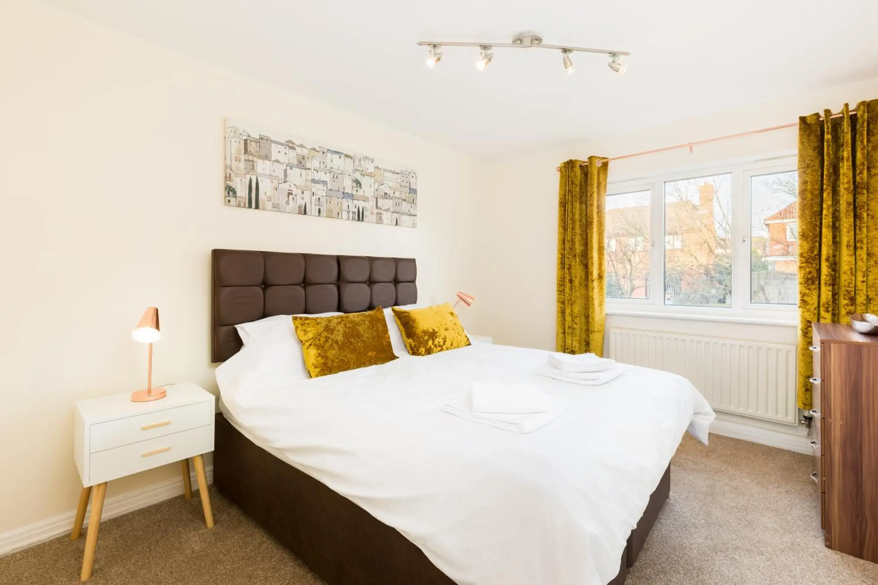 Bedroom, Bed in Drayton Manor House FREE parking Bedroom, Bed in Drayton Manor House FREE parking