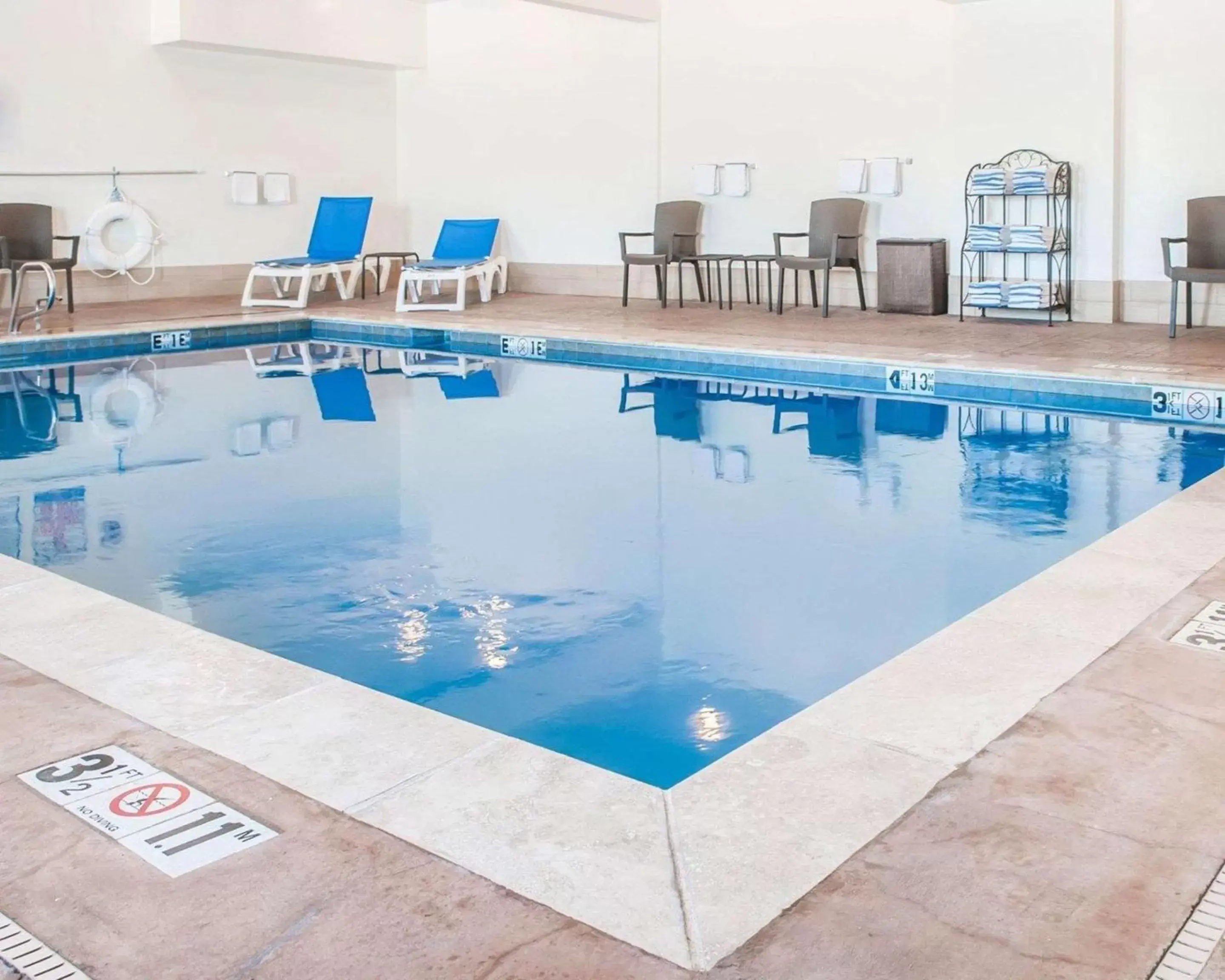 Swimming Pool in Comfort Suites Farmington