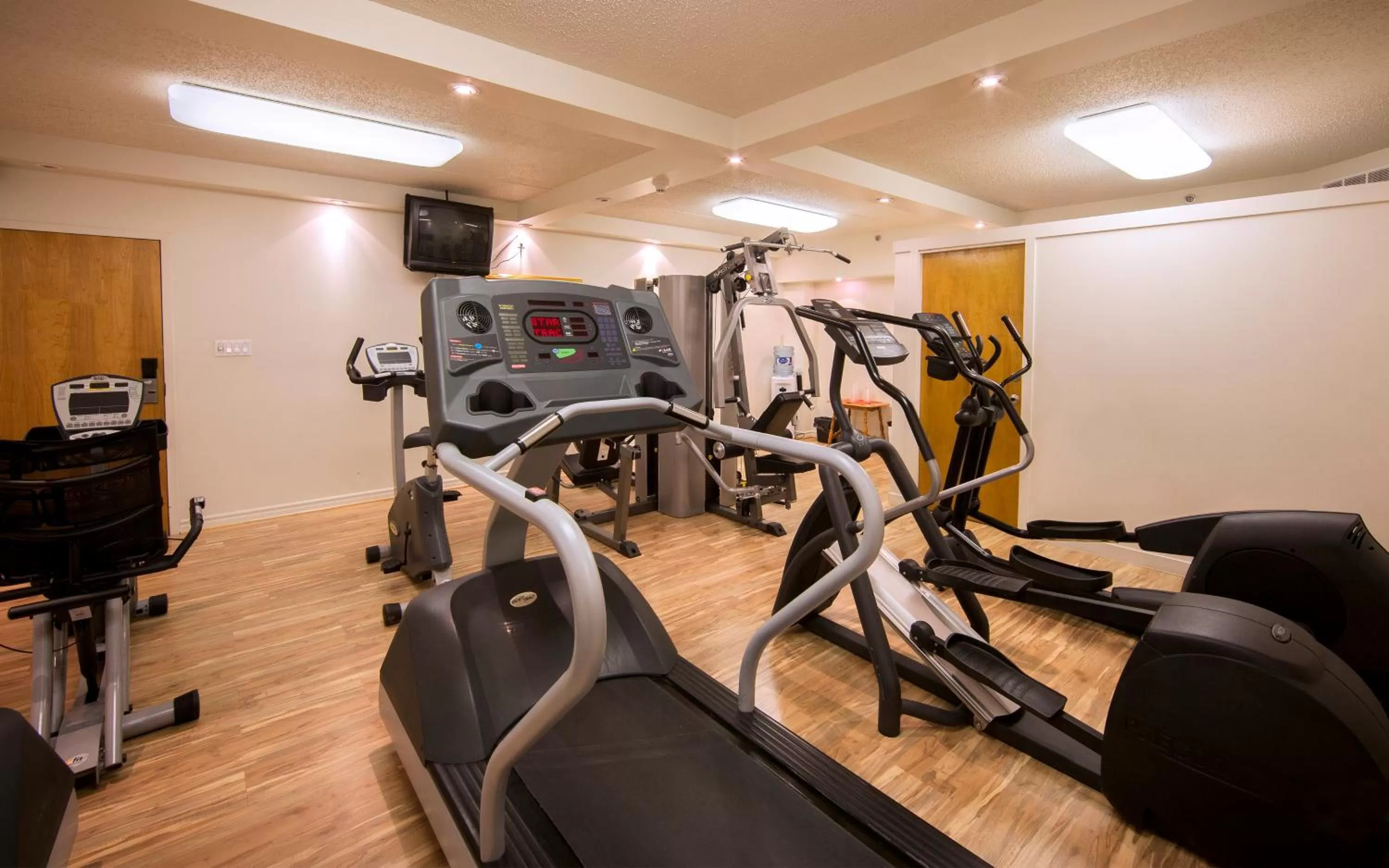 Fitness centre/facilities in Hôtel Lindbergh par JARO