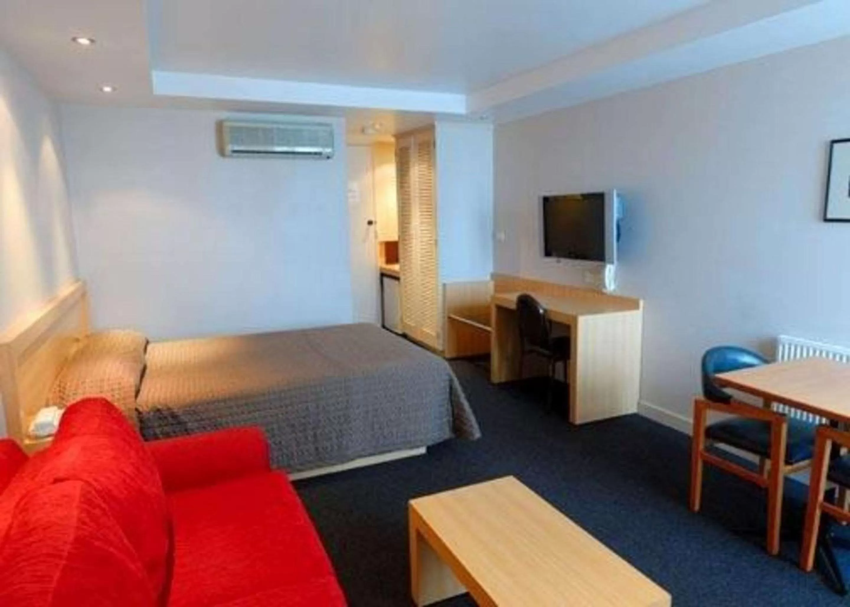Photo of the whole room, Bed in Richmond Henty Hotel