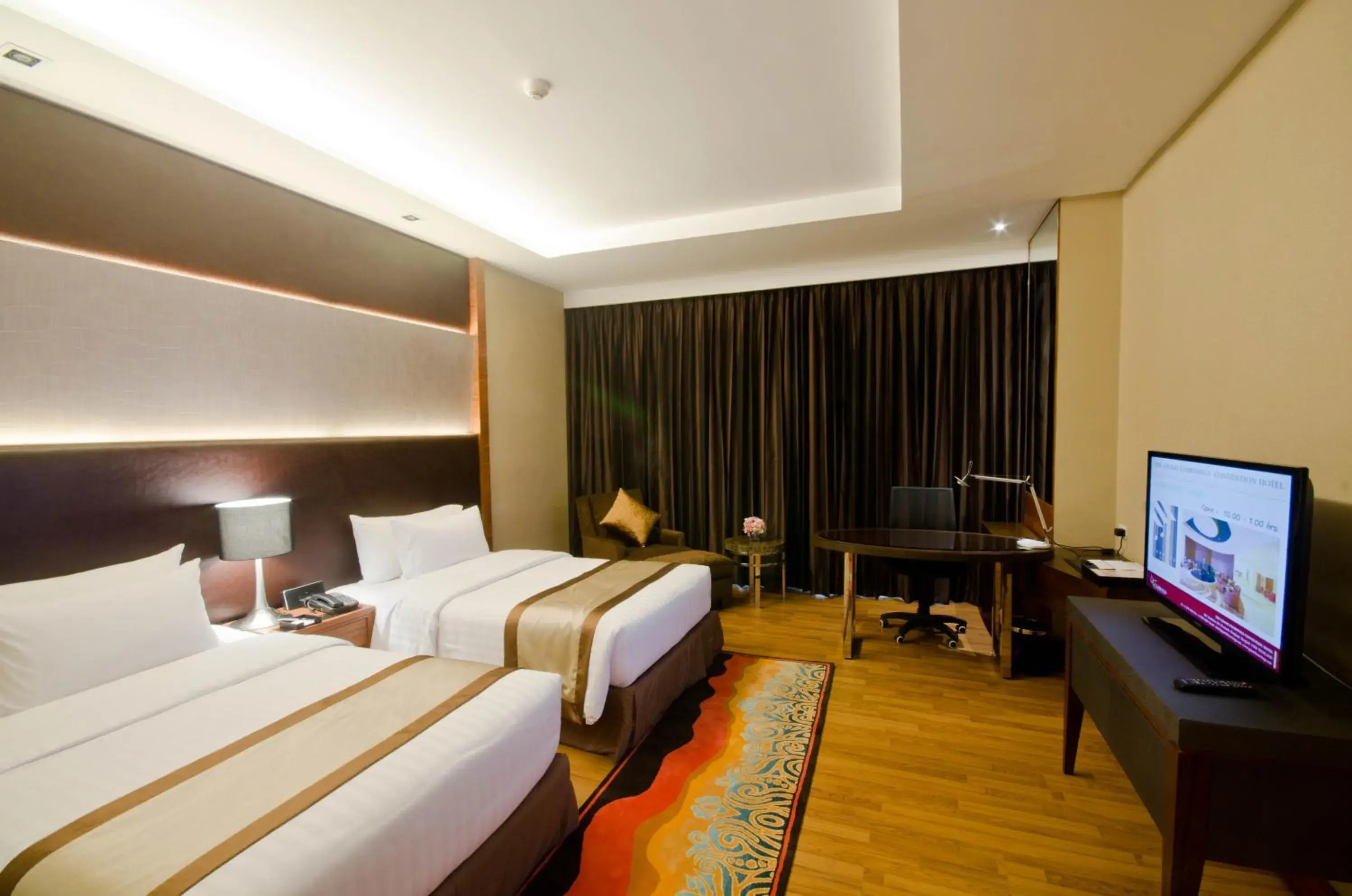 Grand Deluxe Double Room in The Grand Fourwings Convention hotel (SHA Extra Plus)