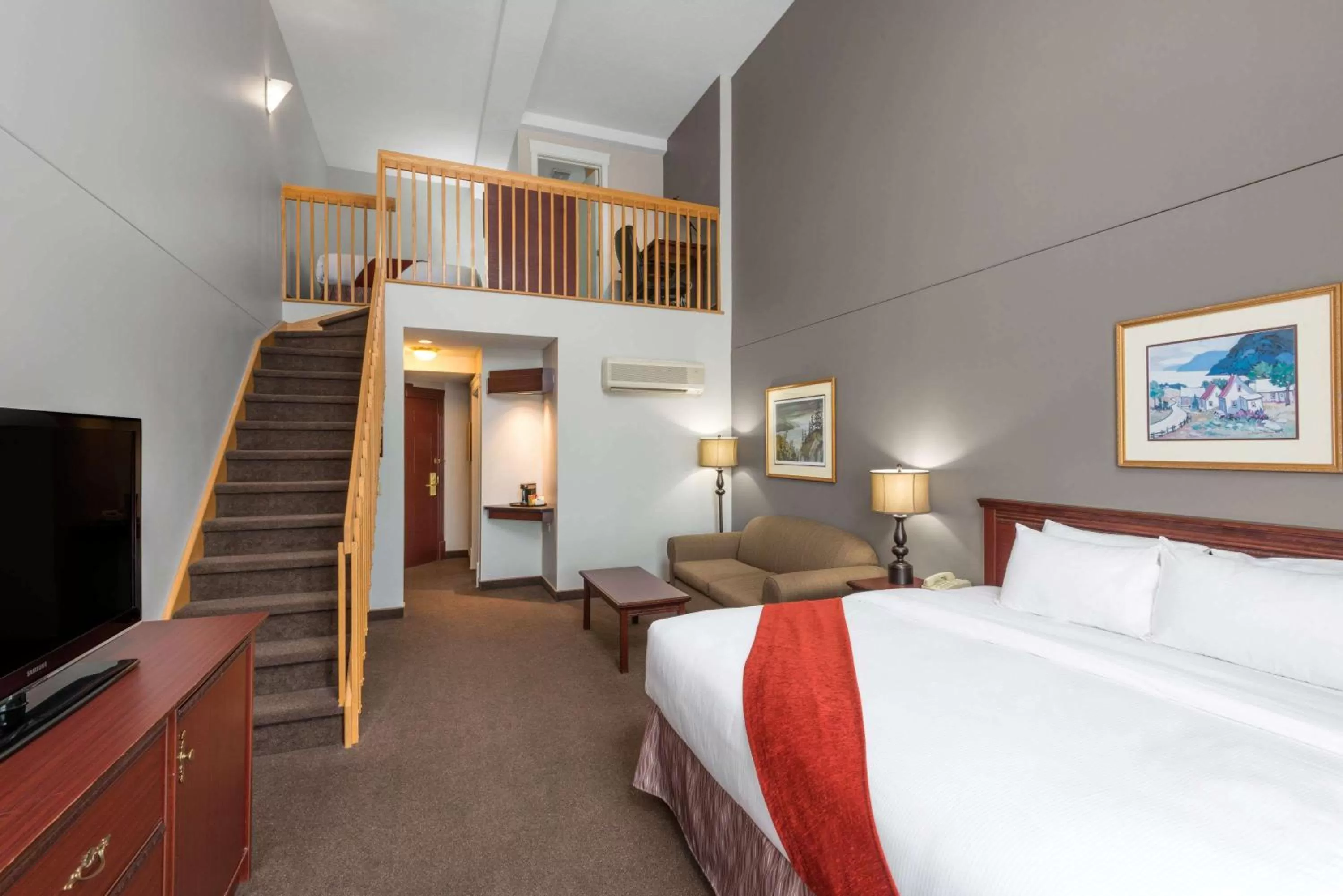 Photo of the whole room, Bed in Ramada Plaza by Wyndham Gatineau/Manoir du Casino