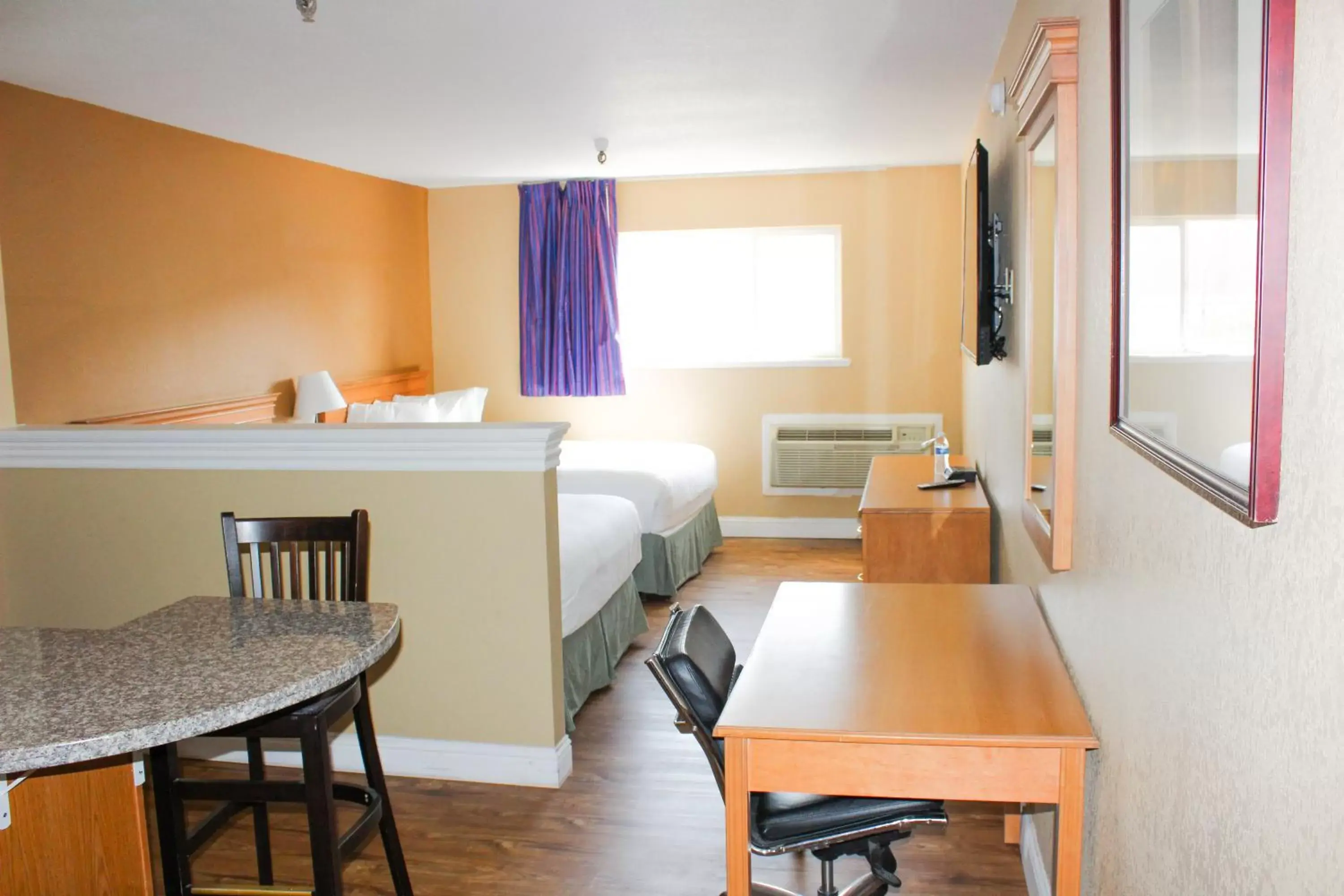 Dining Area in Roy Inn & Suites -Sacramento Midtown