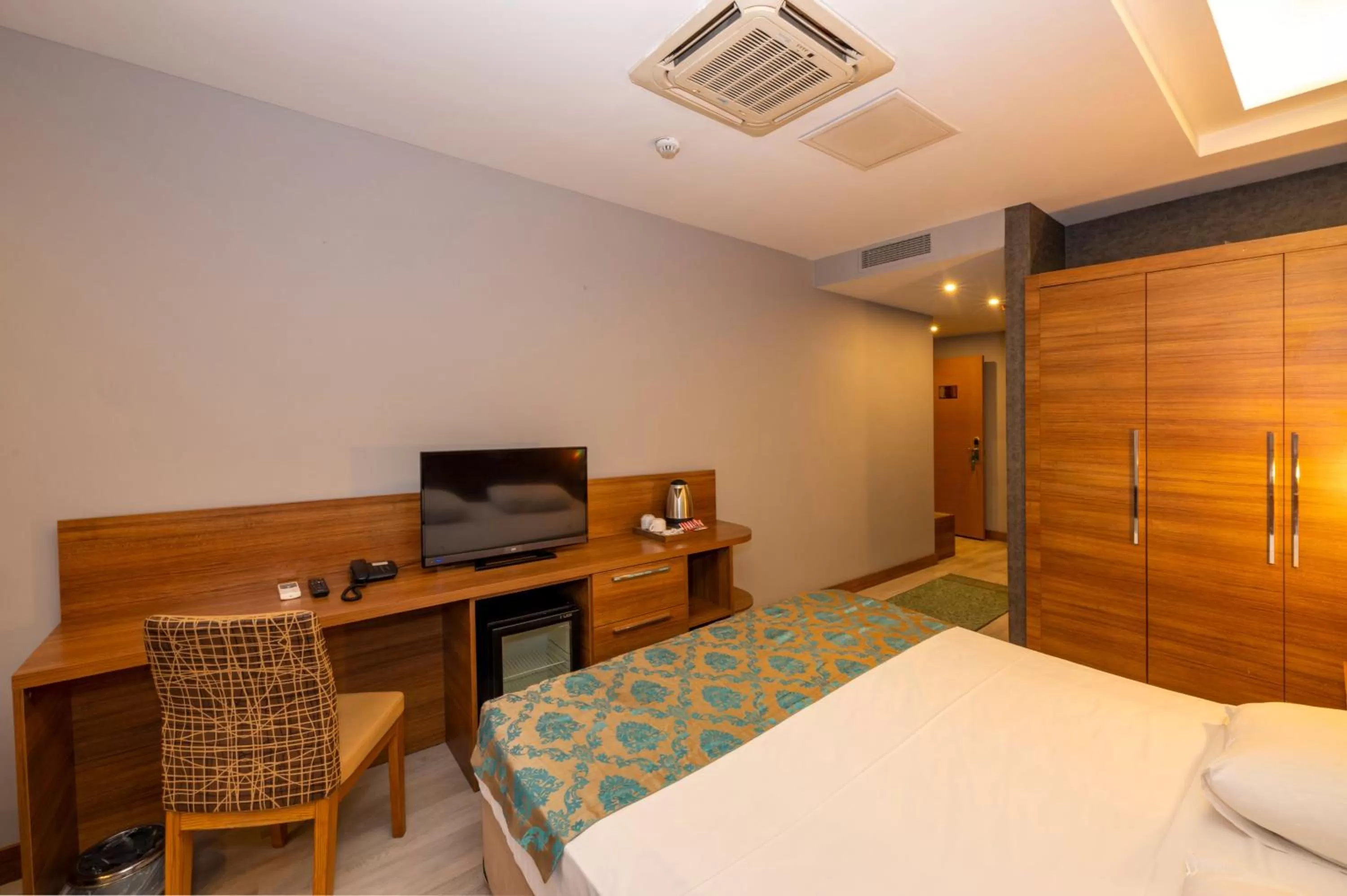 Photo of the whole room, Bed in Grand Palace Hotel