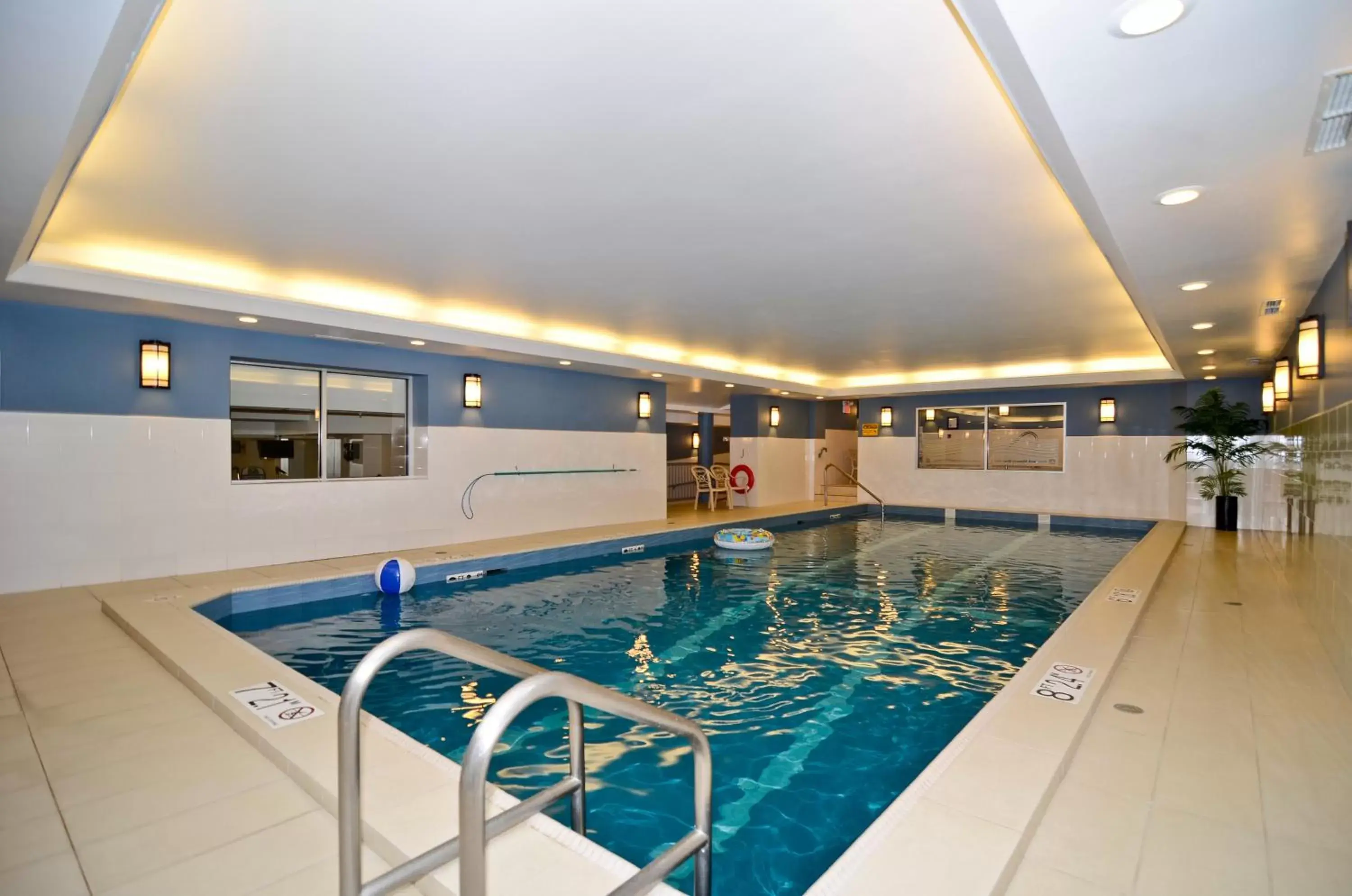 , Swimming Pool in Best Western Plus Chocolate Lake Hotel - Halifax