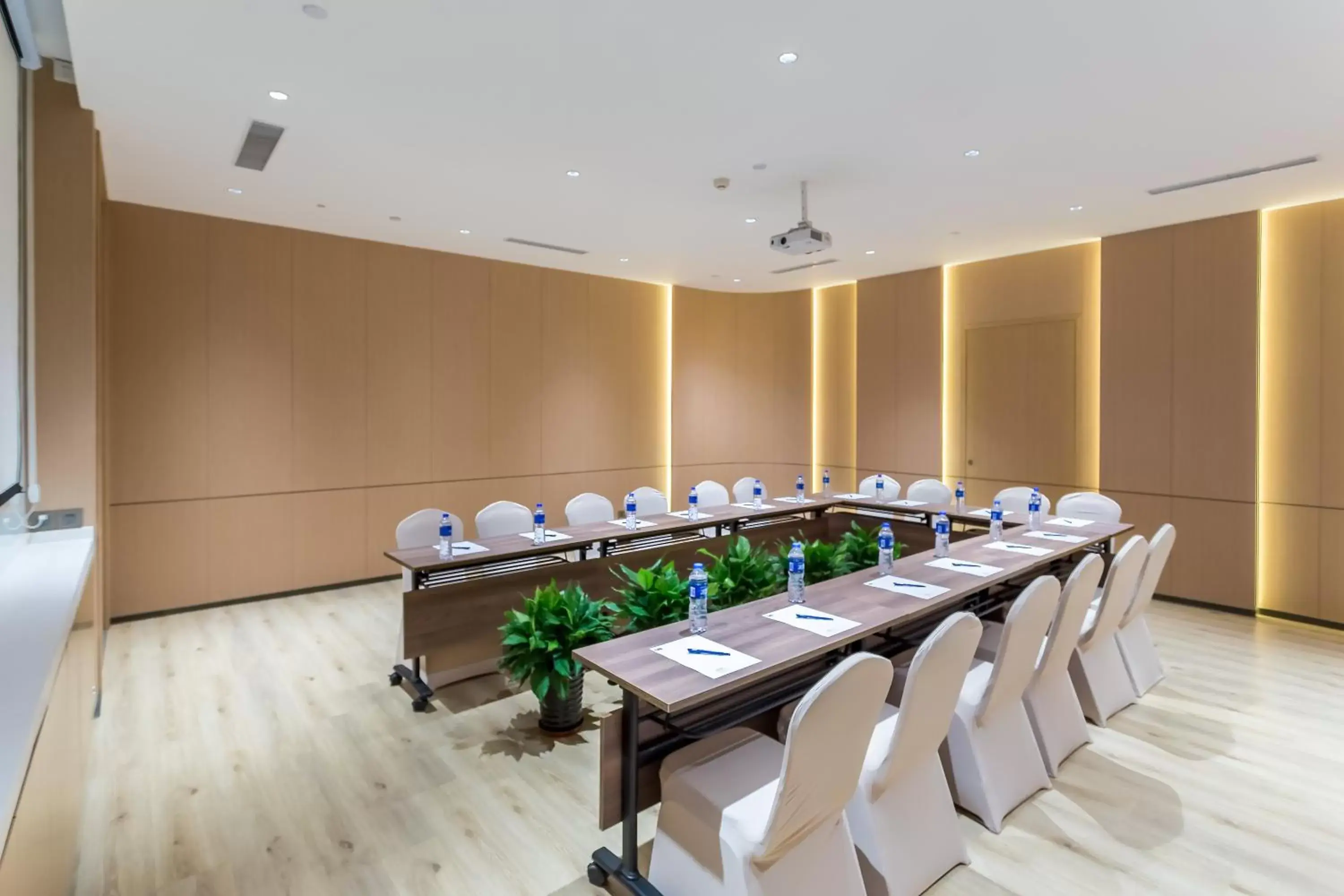 Meeting/conference room in Holiday Inn Express Xi'an Ancient Town West, an IHG Hotel